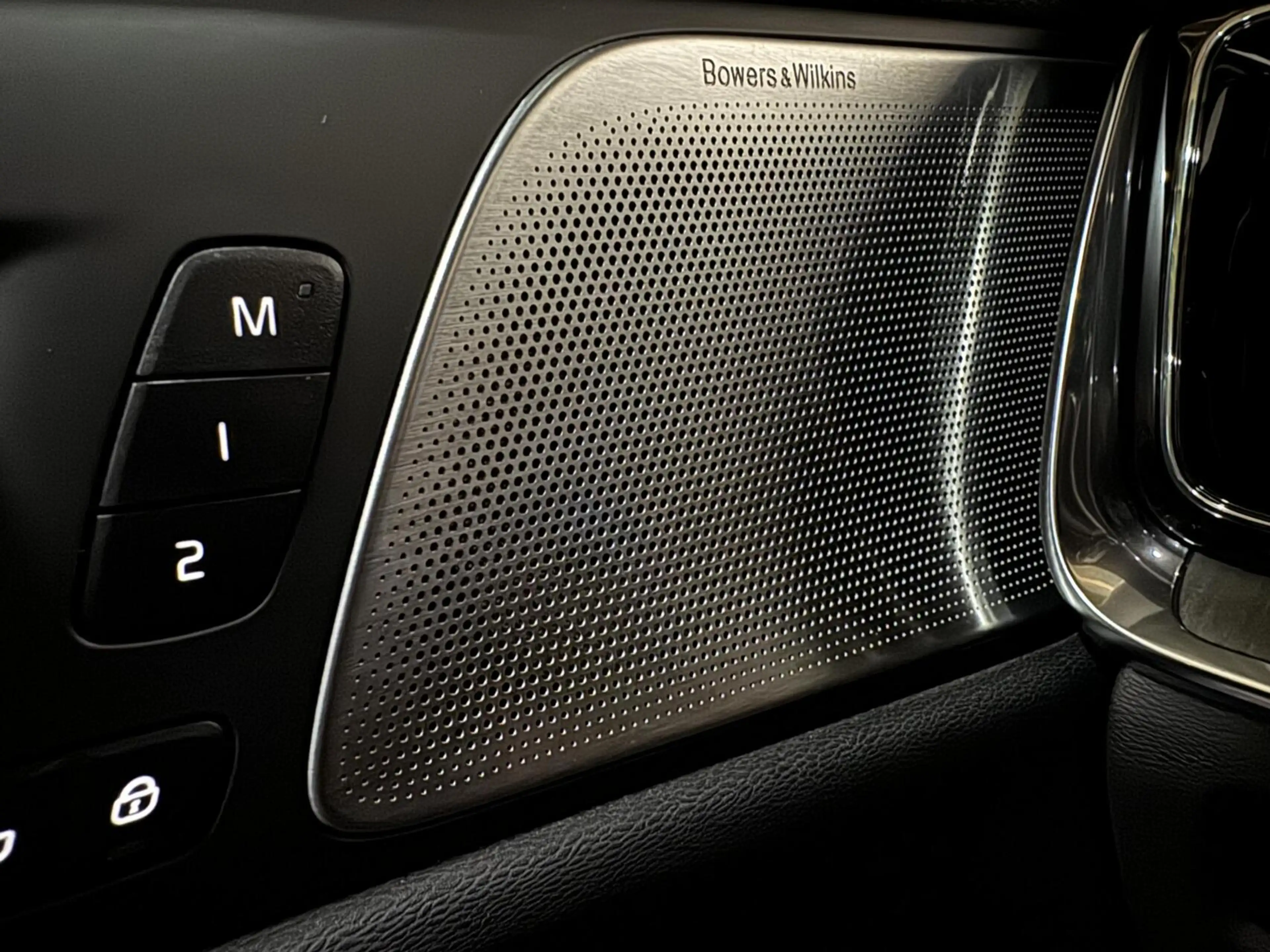 Volvo S60 2.0 Recharge T8 AWD Ultimate Dark Pano B&W Massage — photo 26