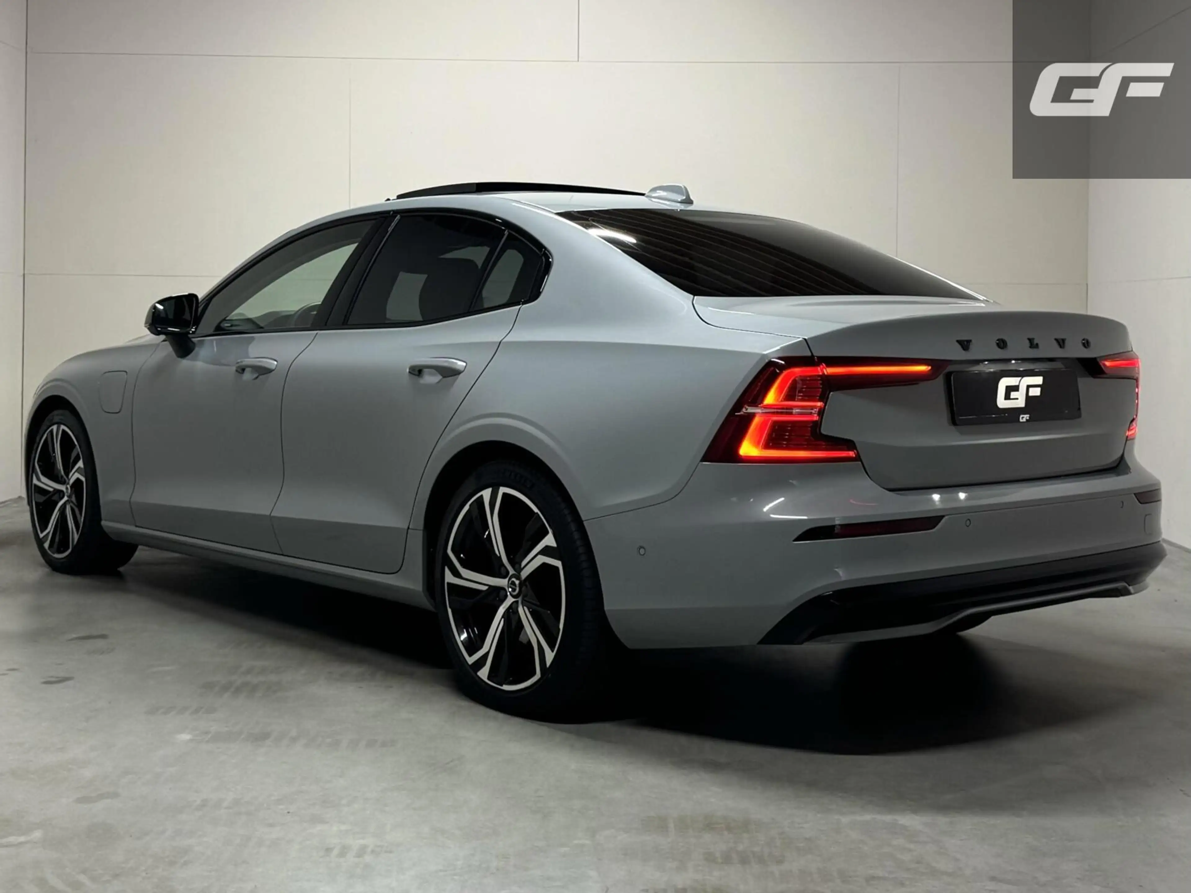 Volvo S60 2.0 Recharge T8 AWD Ultimate Dark Pano B&W Massage — photo 7