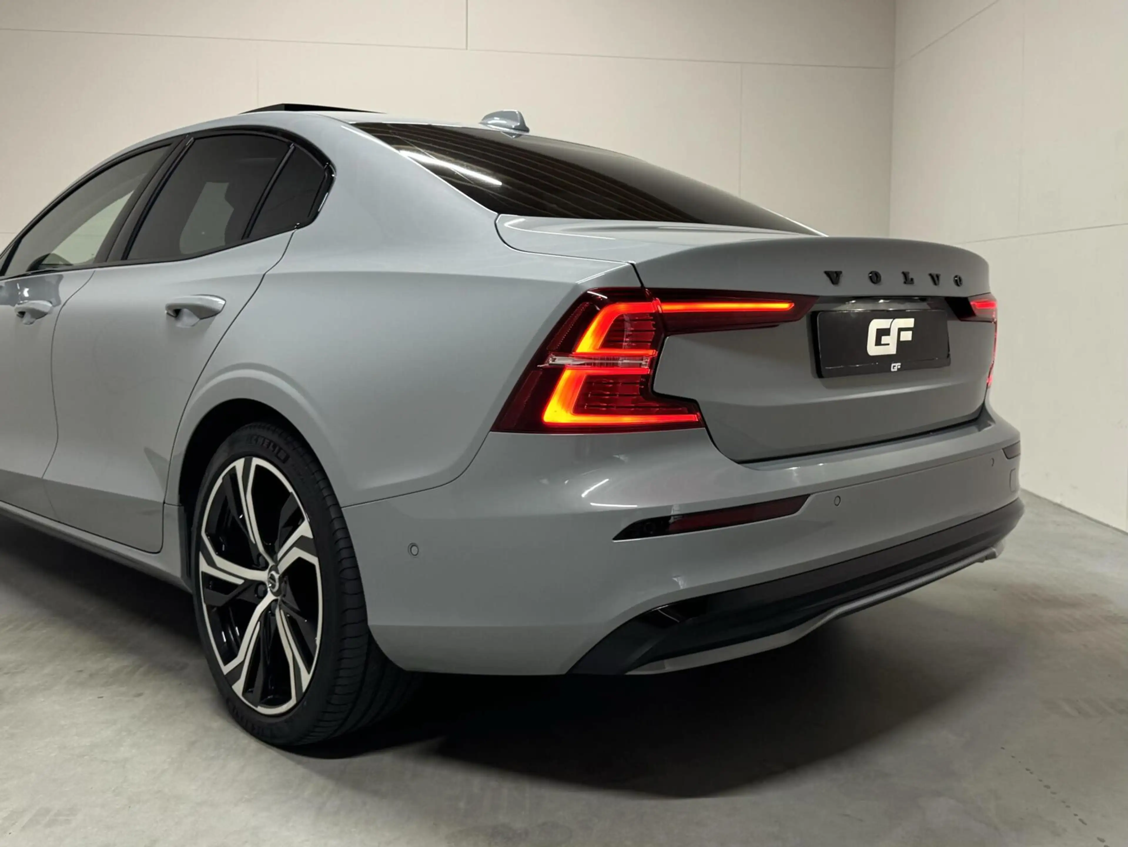Volvo S60 2.0 Recharge T8 AWD Ultimate Dark Pano B&W Massage — photo 50