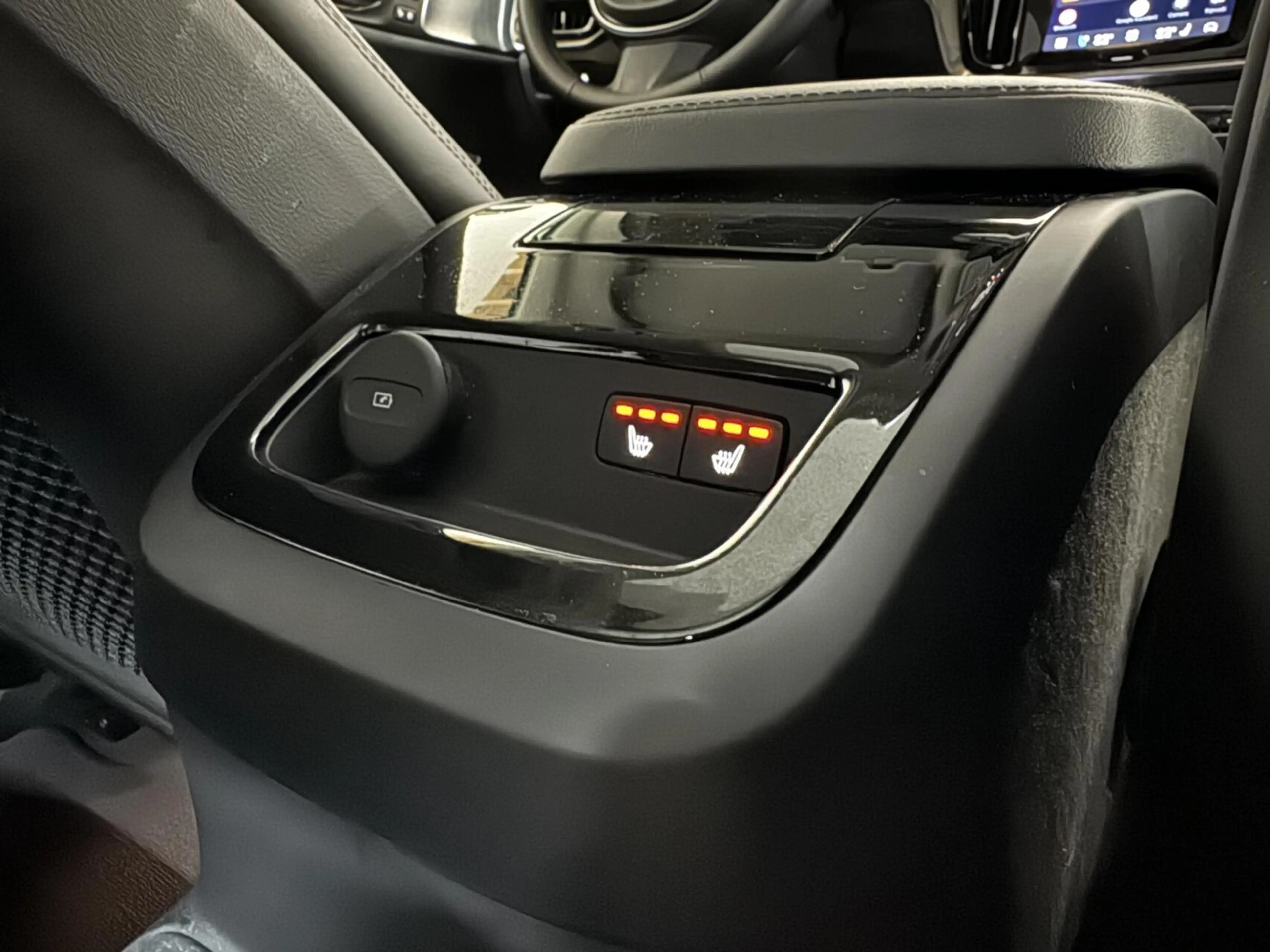 Volvo S60 2.0 Recharge T8 AWD Ultimate Dark Pano B&W Massage — photo 23