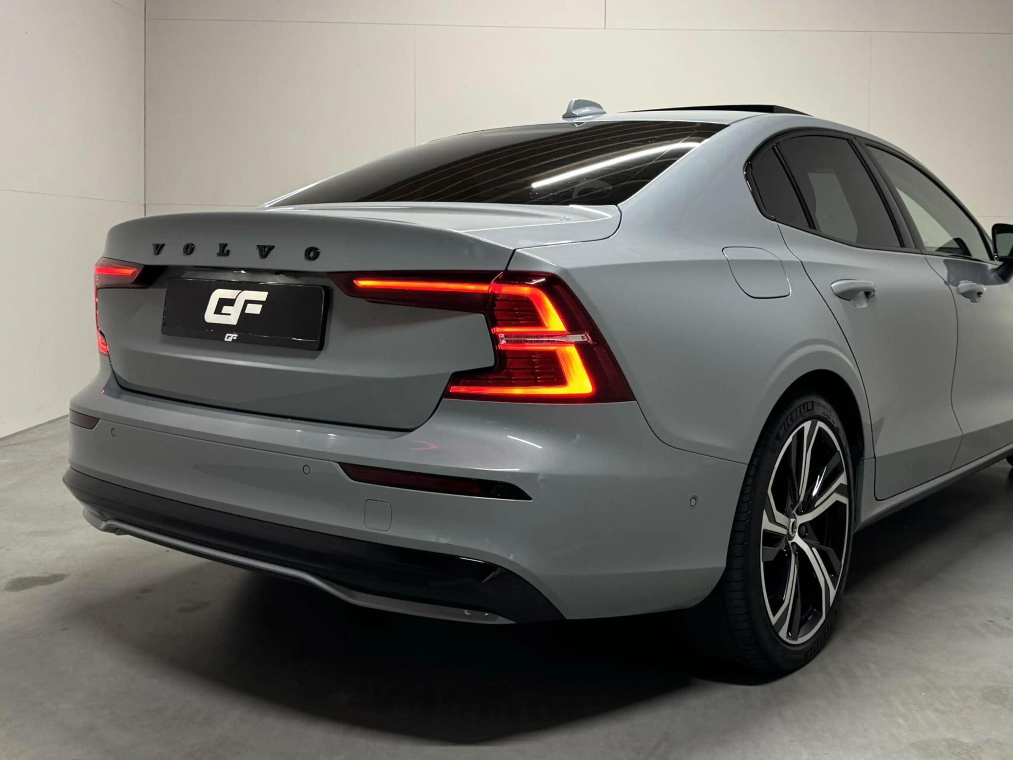 Volvo S60 2.0 Recharge T8 AWD Ultimate Dark Pano B&W Massage — photo 48