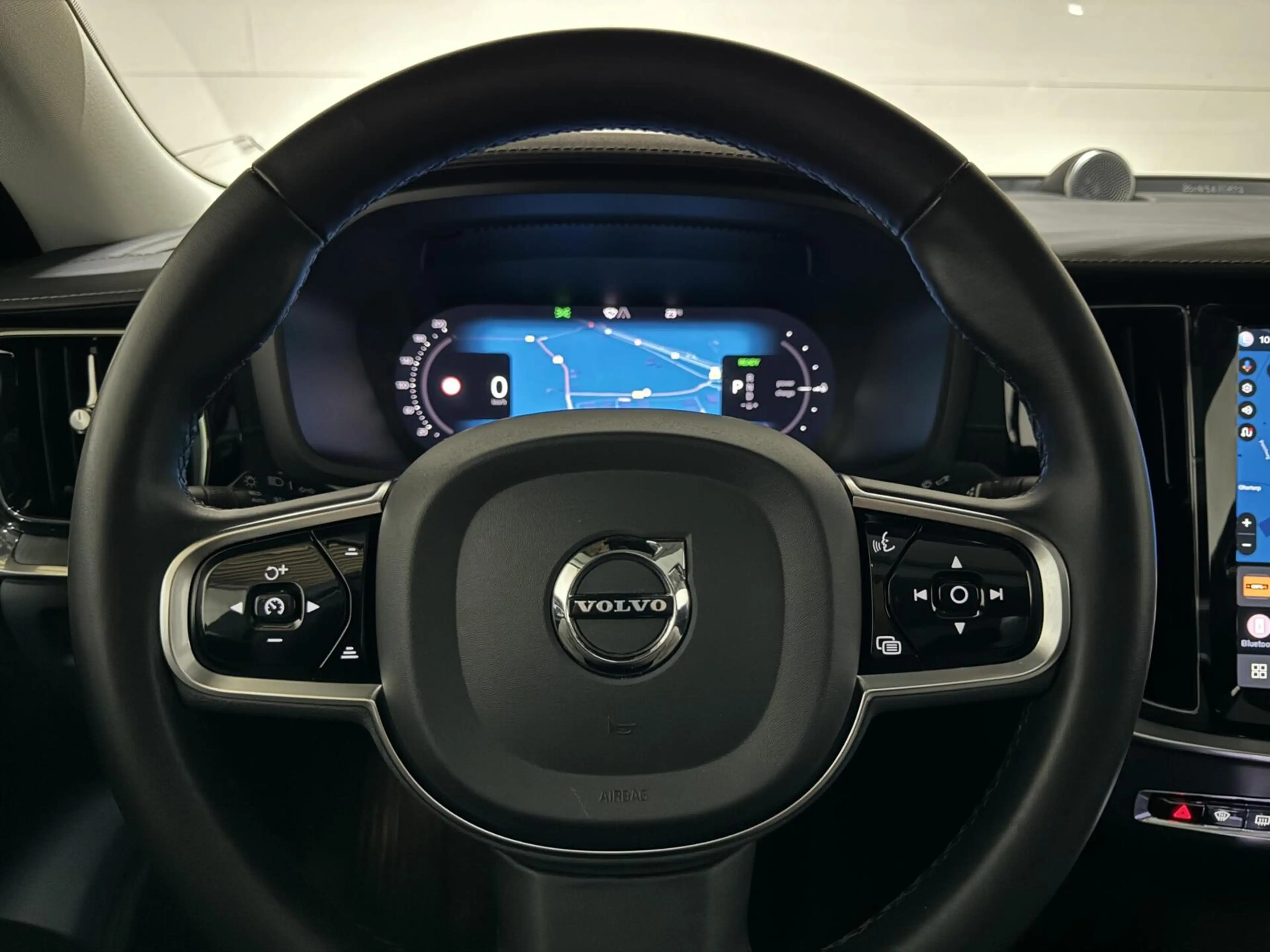 Volvo S60 2.0 Recharge T8 AWD Ultimate Dark Pano B&W Massage — photo 27