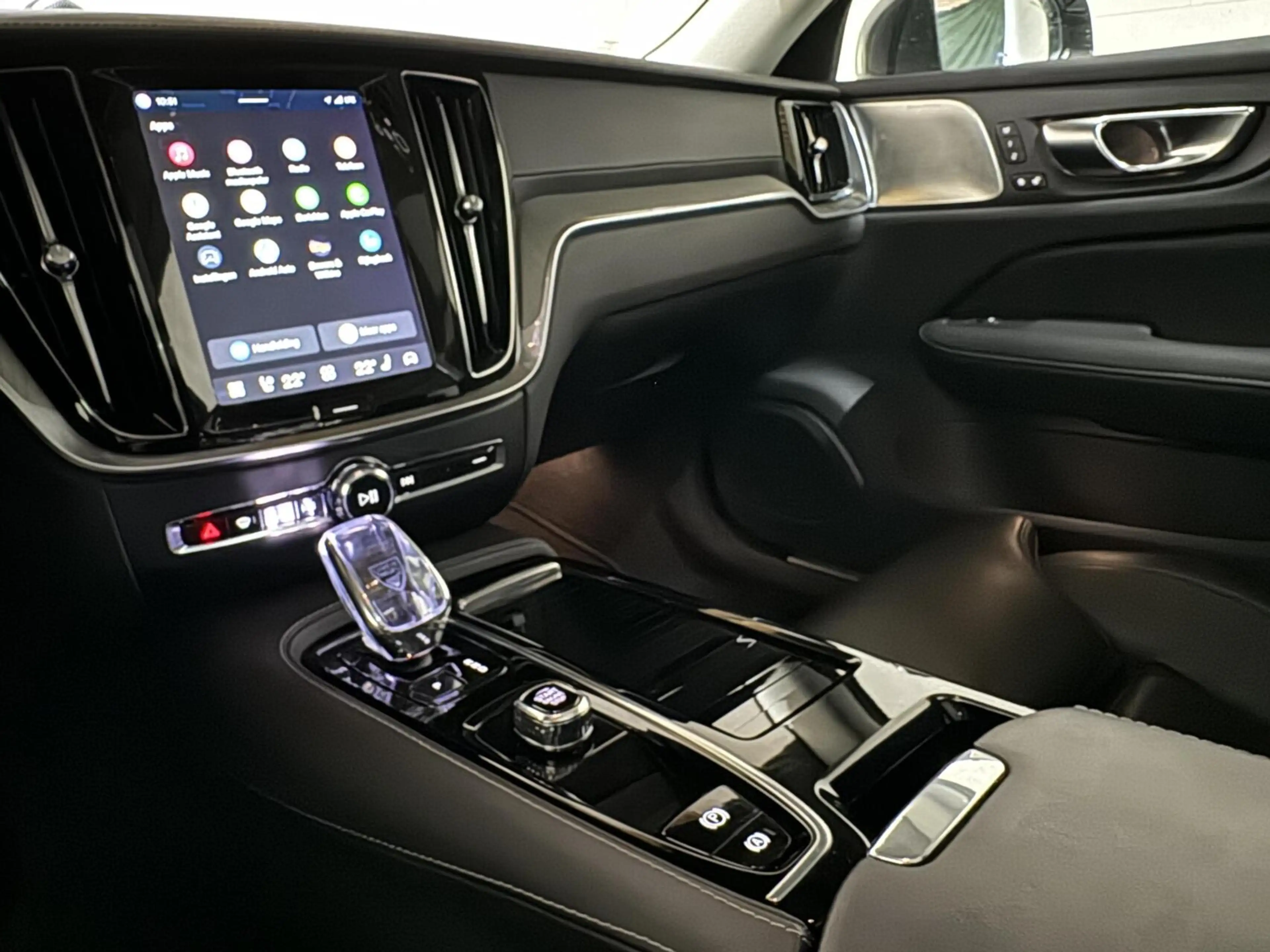 Volvo S60 2.0 Recharge T8 AWD Ultimate Dark Pano B&W Massage — photo 39