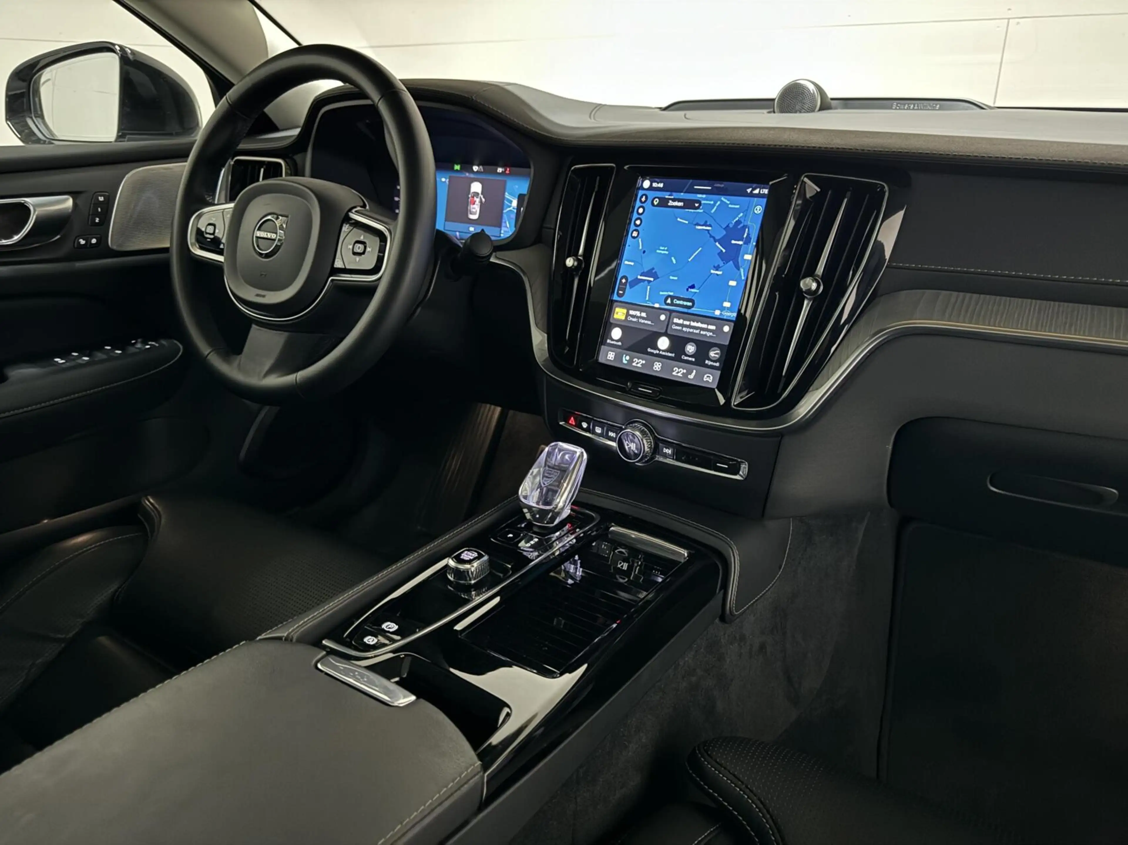 Volvo S60 2.0 Recharge T8 AWD Ultimate Dark Pano B&W Massage — photo 18