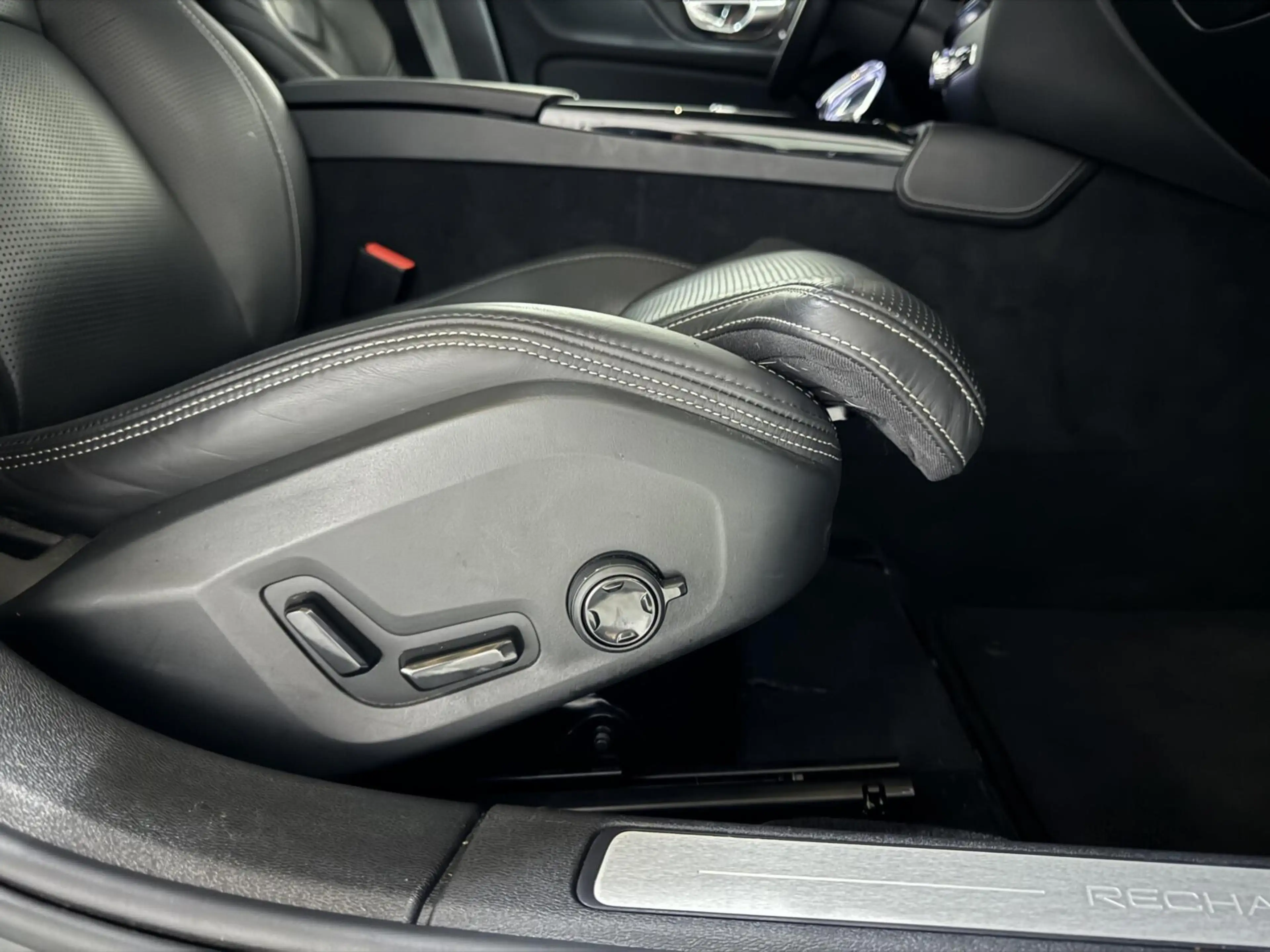 Volvo S60 2.0 Recharge T8 AWD Ultimate Dark Pano B&W Massage — photo 19
