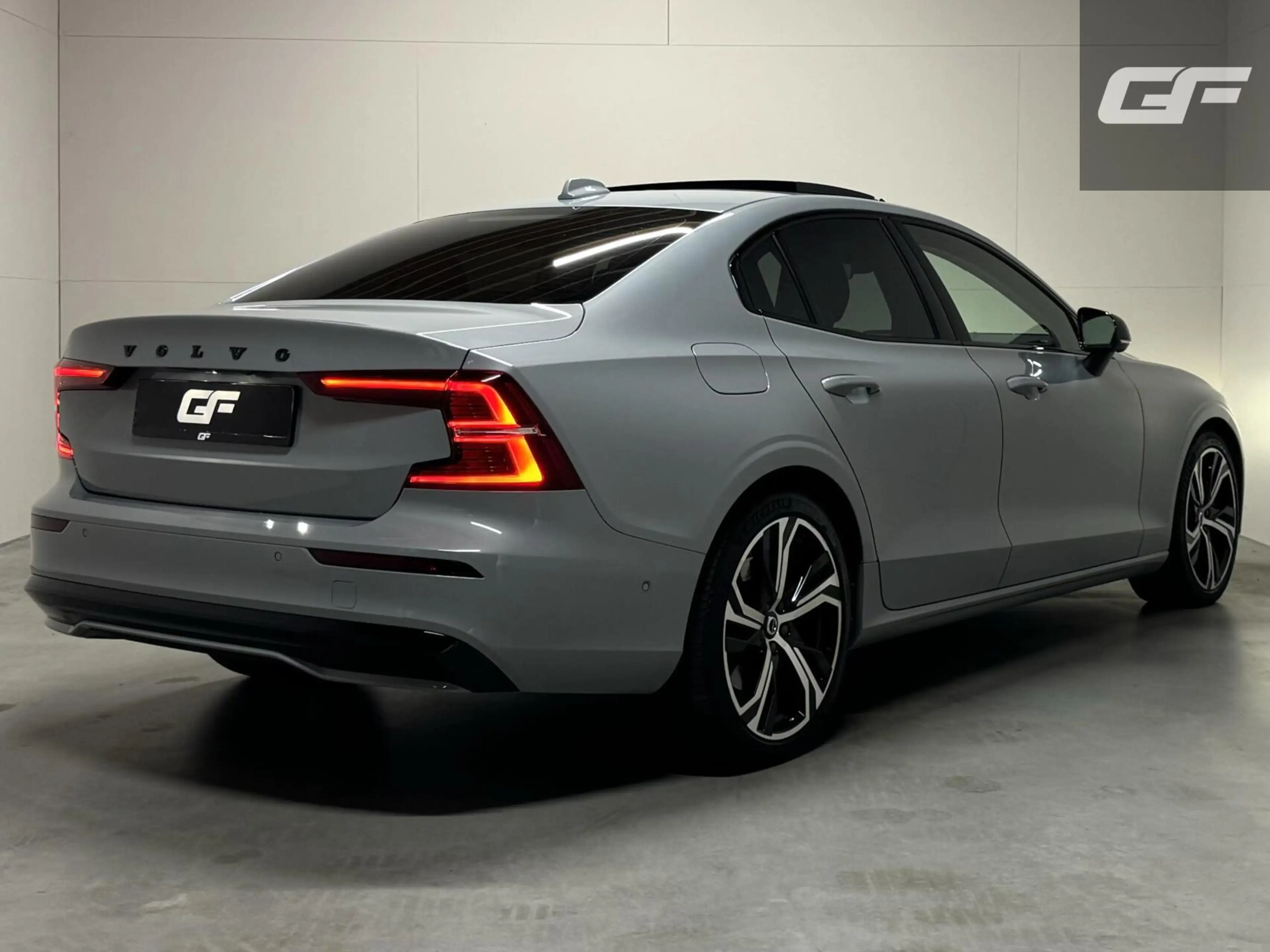 Volvo S60 2.0 Recharge T8 AWD Ultimate Dark Pano B&W Massage — photo 4