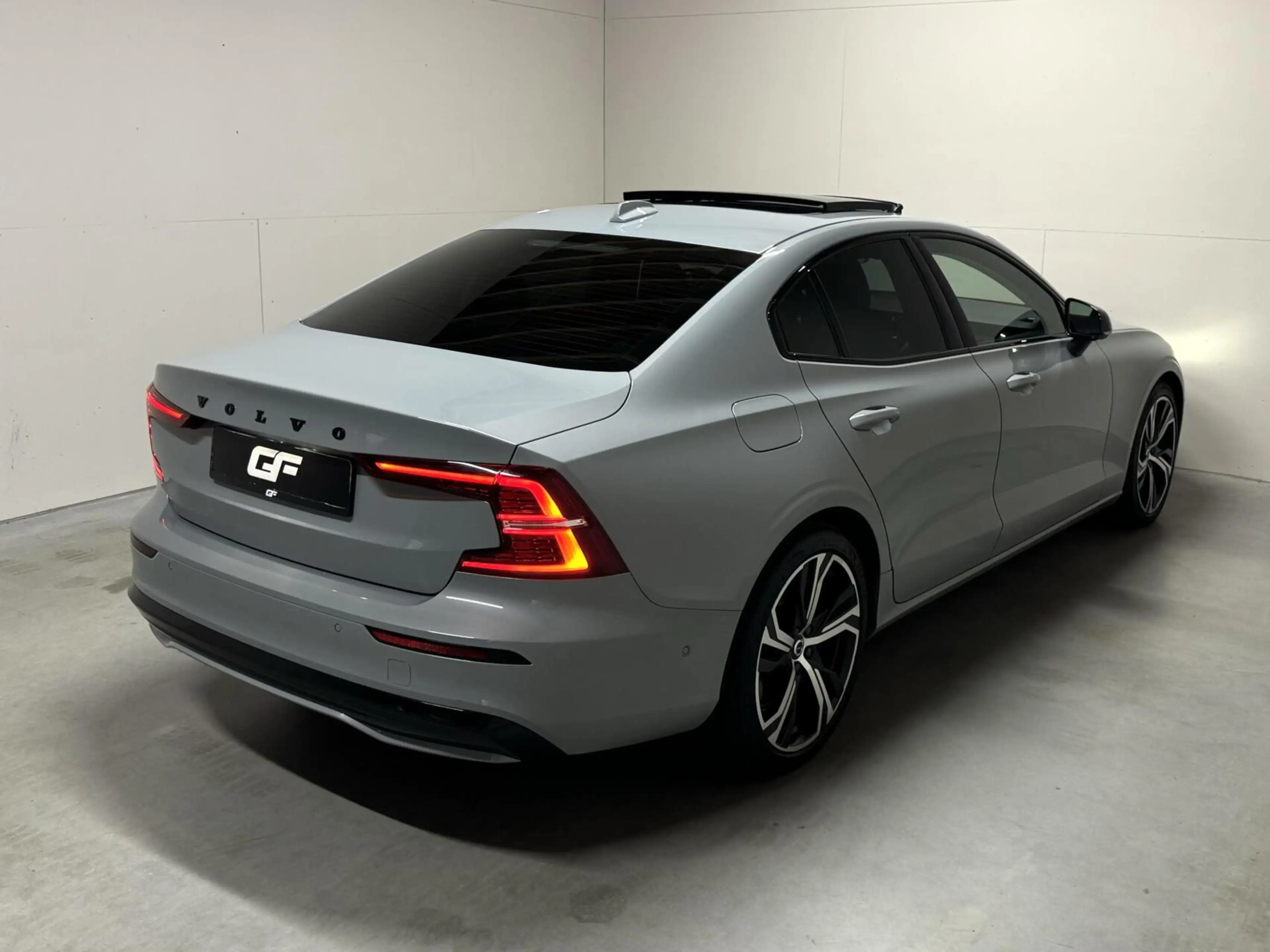 Volvo S60 2.0 Recharge T8 AWD Ultimate Dark Pano B&W Massage — photo 46