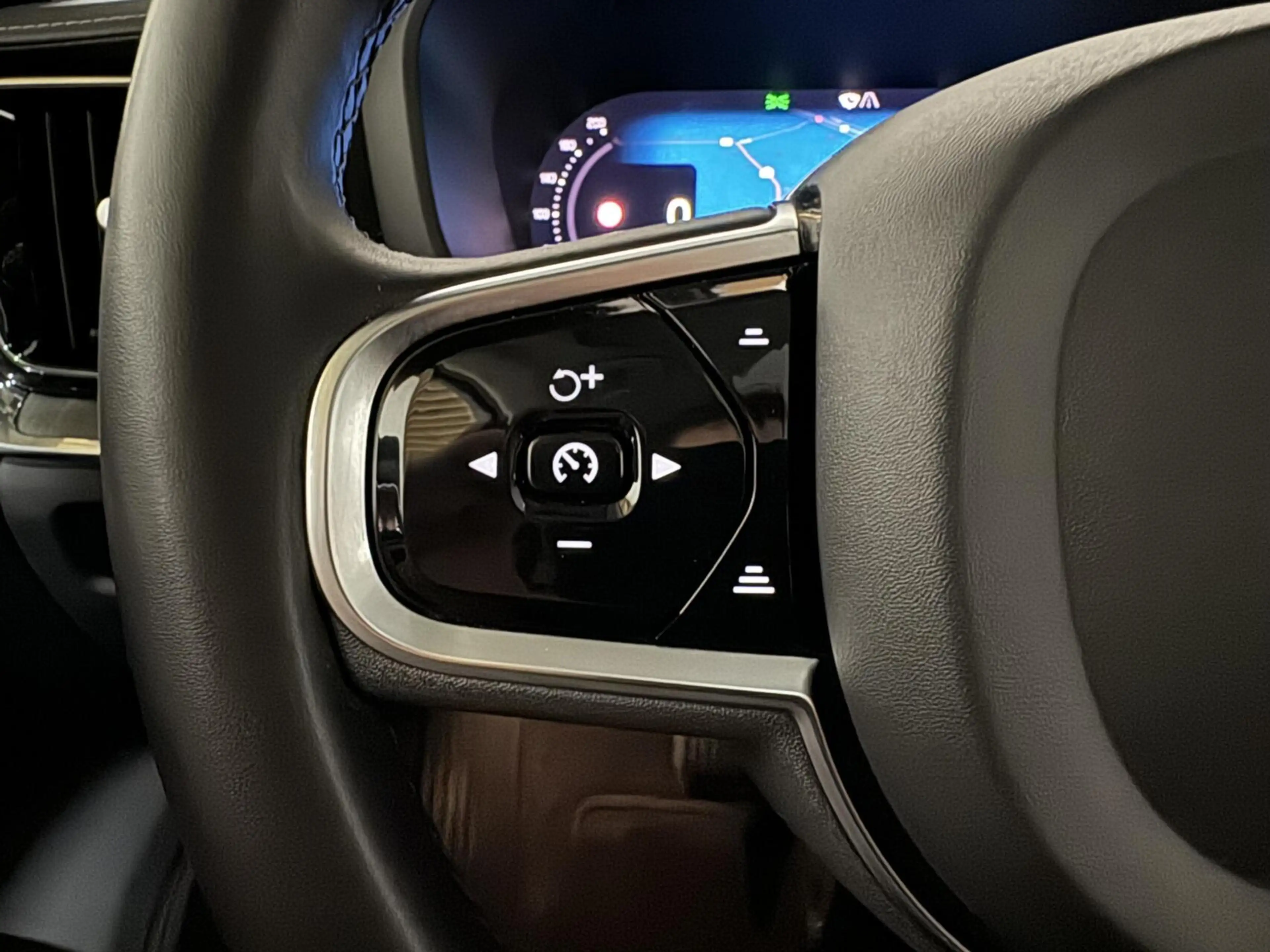Volvo S60 2.0 Recharge T8 AWD Ultimate Dark Pano B&W Massage — photo 28