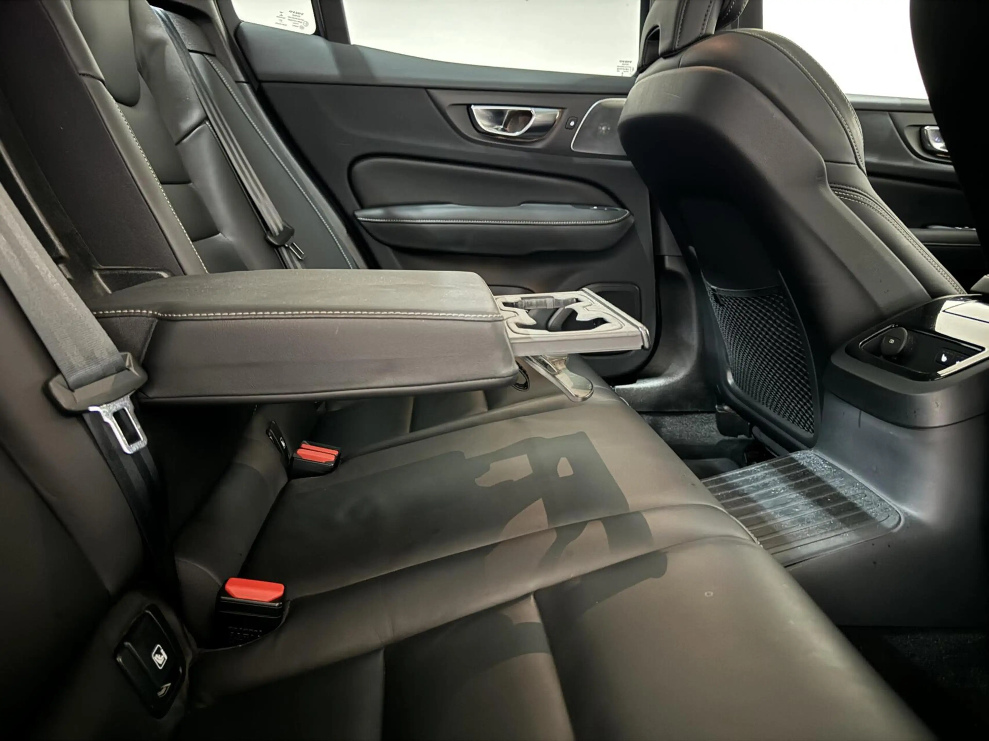 Volvo S60 2.0 Recharge T8 AWD Ultimate Dark Pano B&W Massage — photo 22