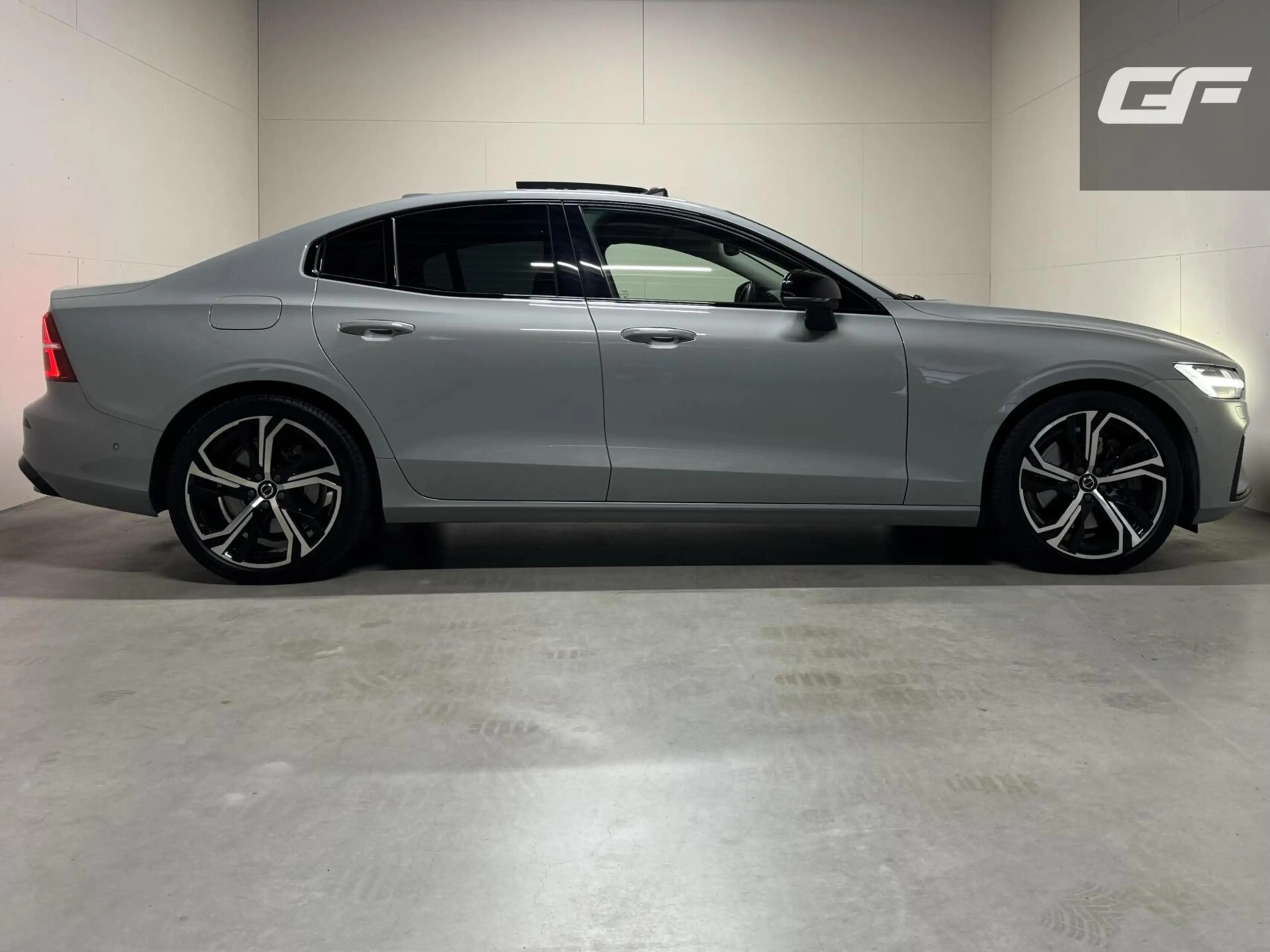 Volvo S60 2.0 Recharge T8 AWD Ultimate Dark Pano B&W Massage — photo 3