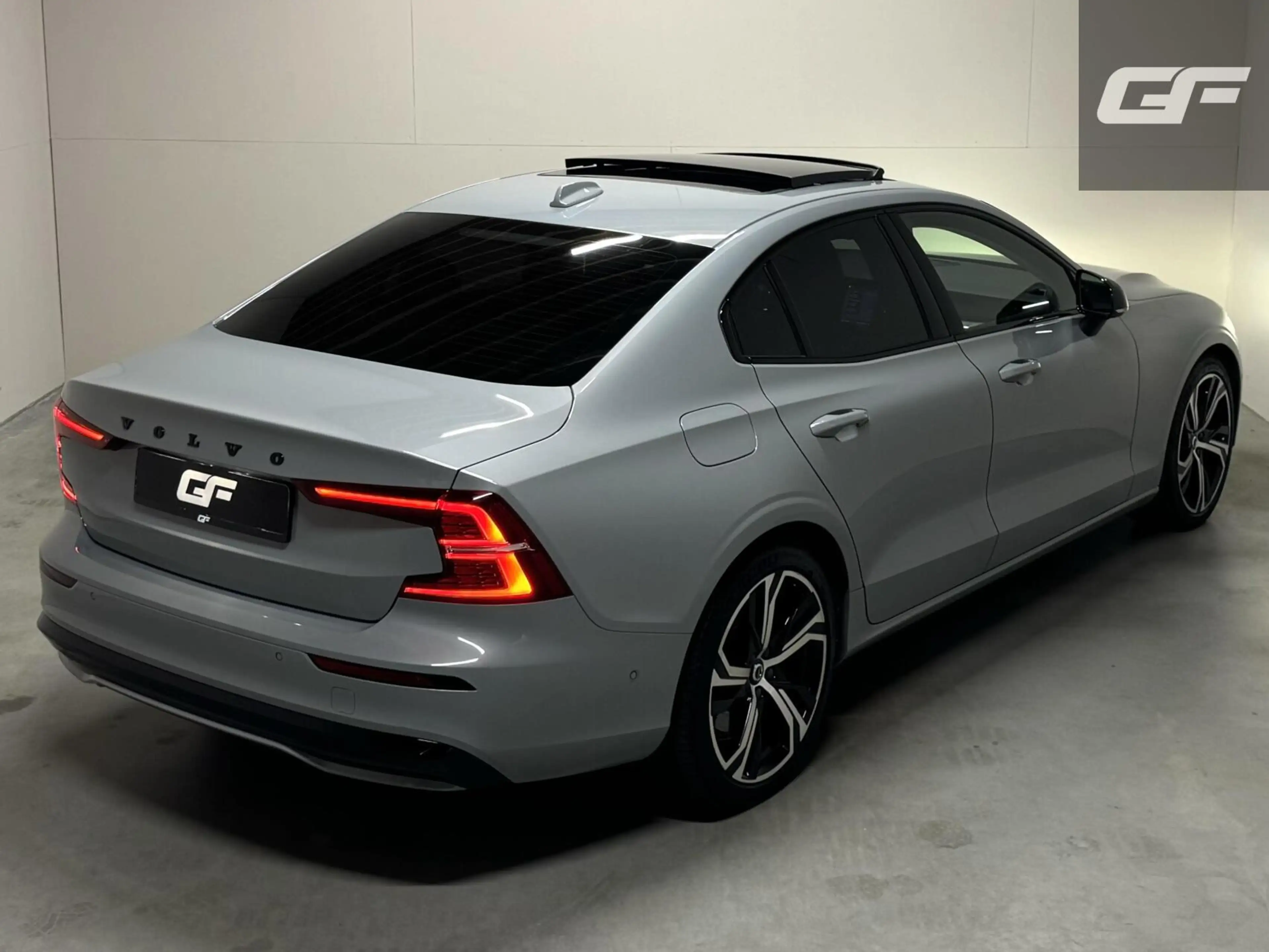 Volvo S60 2.0 Recharge T8 AWD Ultimate Dark Pano B&W Massage — photo 5
