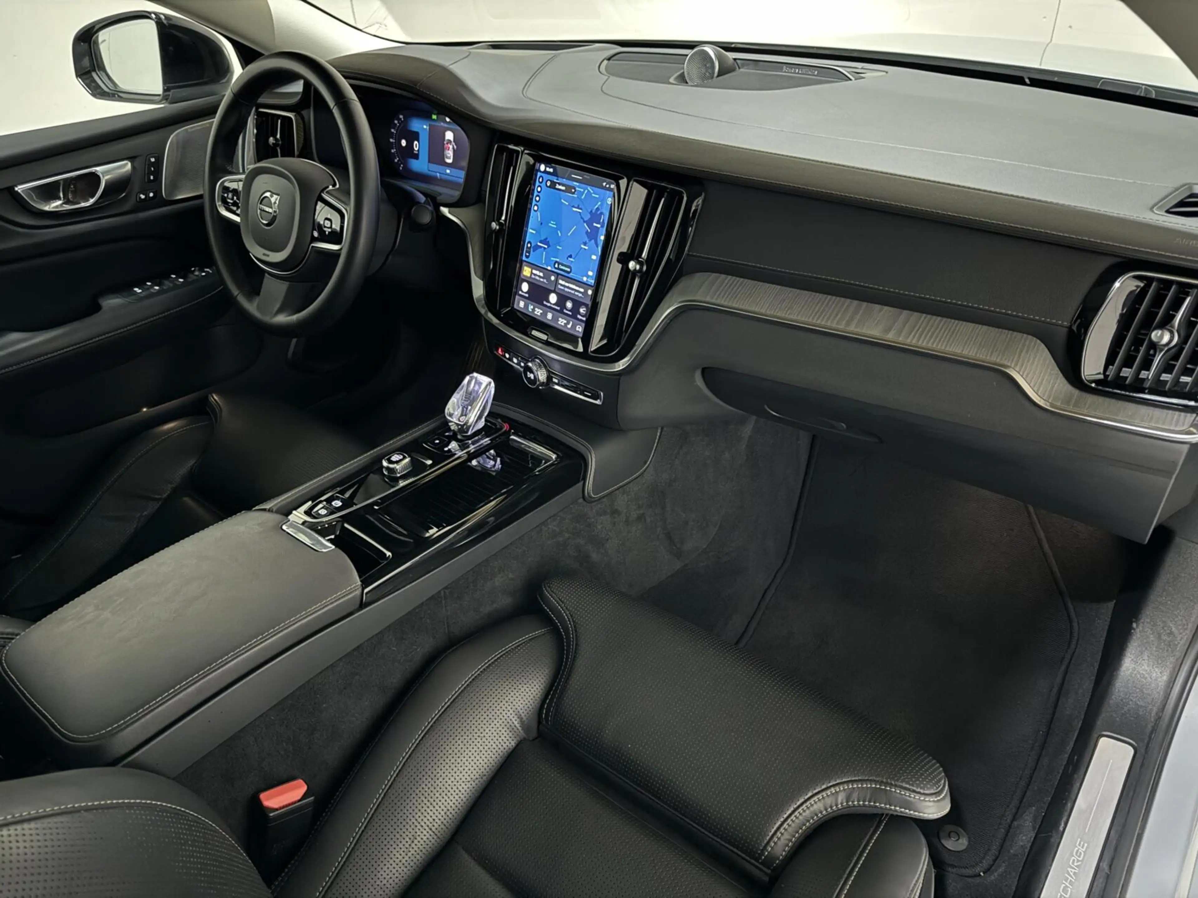 Volvo S60 2.0 Recharge T8 AWD Ultimate Dark Pano B&W Massage — photo 16