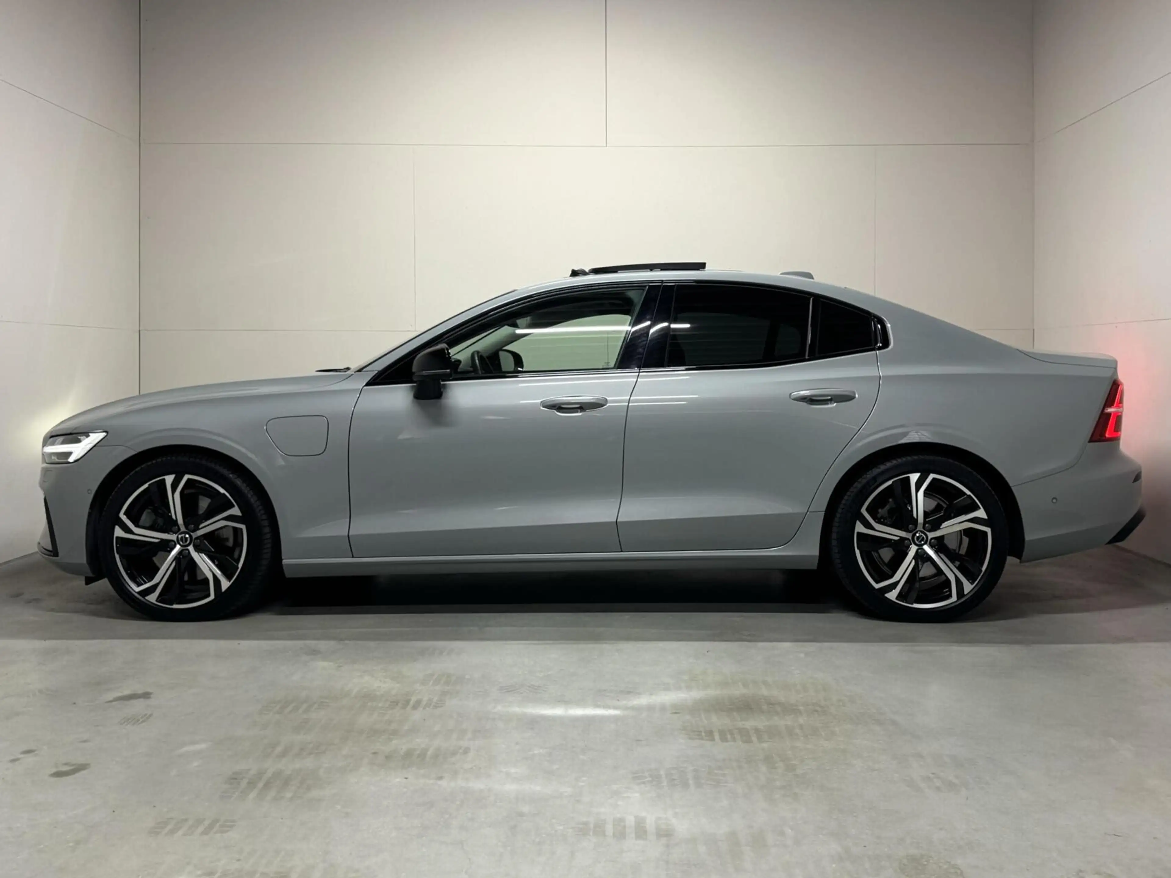 Volvo S60 2.0 Recharge T8 AWD Ultimate Dark Pano B&W Massage — photo 9