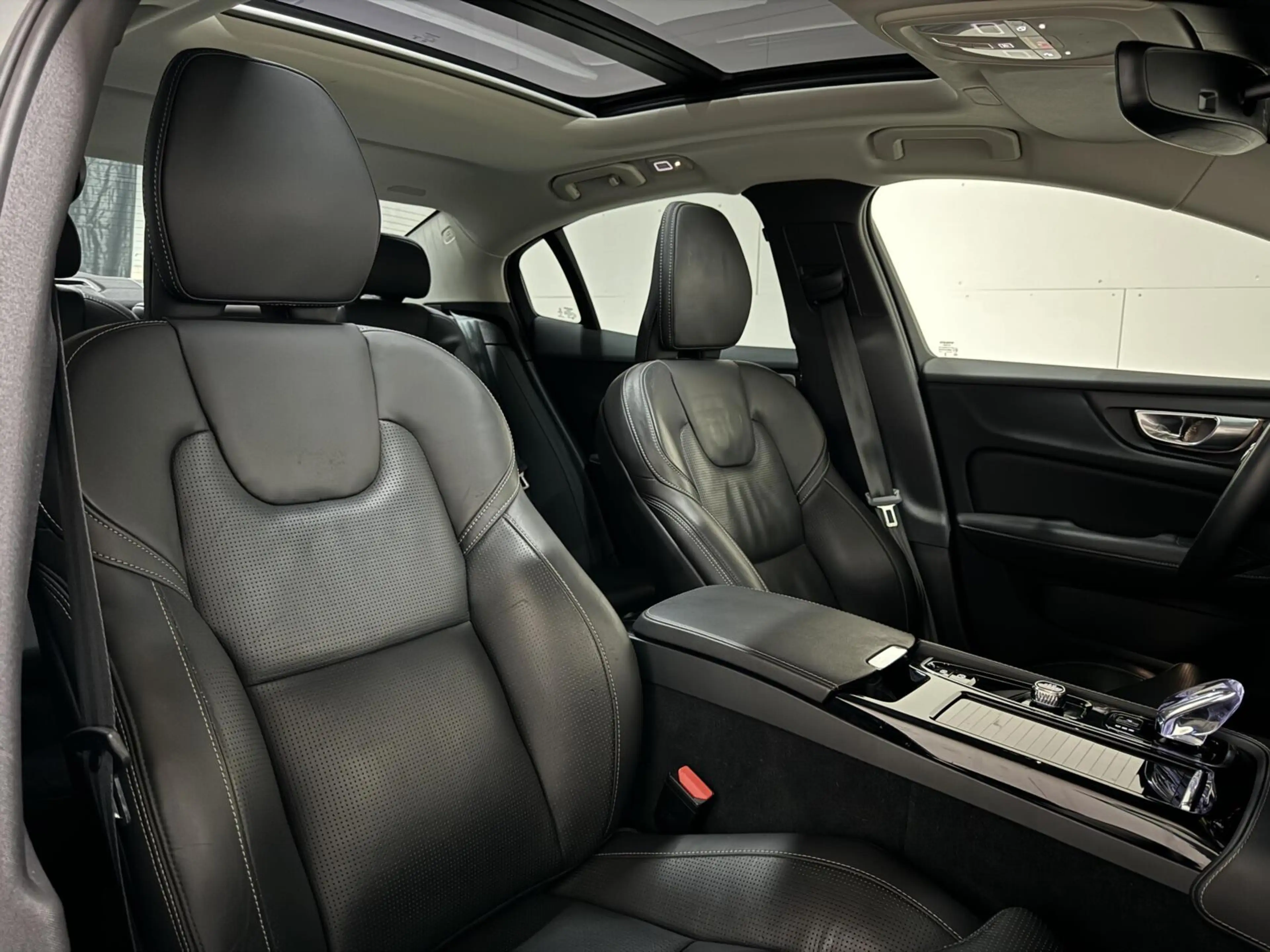 Volvo S60 2.0 Recharge T8 AWD Ultimate Dark Pano B&W Massage — photo 20