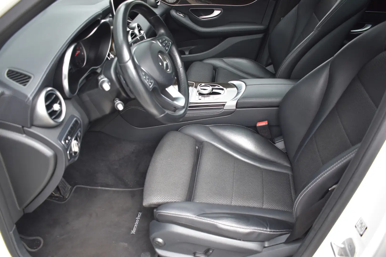 Mercedes-Benz GLC 250 4MATIC Edition 1 / Trekhaak / Automaat / Parkeerhu Wit - 2