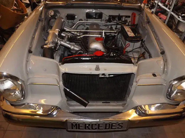 Mercedes-Benz 220 SEB "Große Heckflosse"