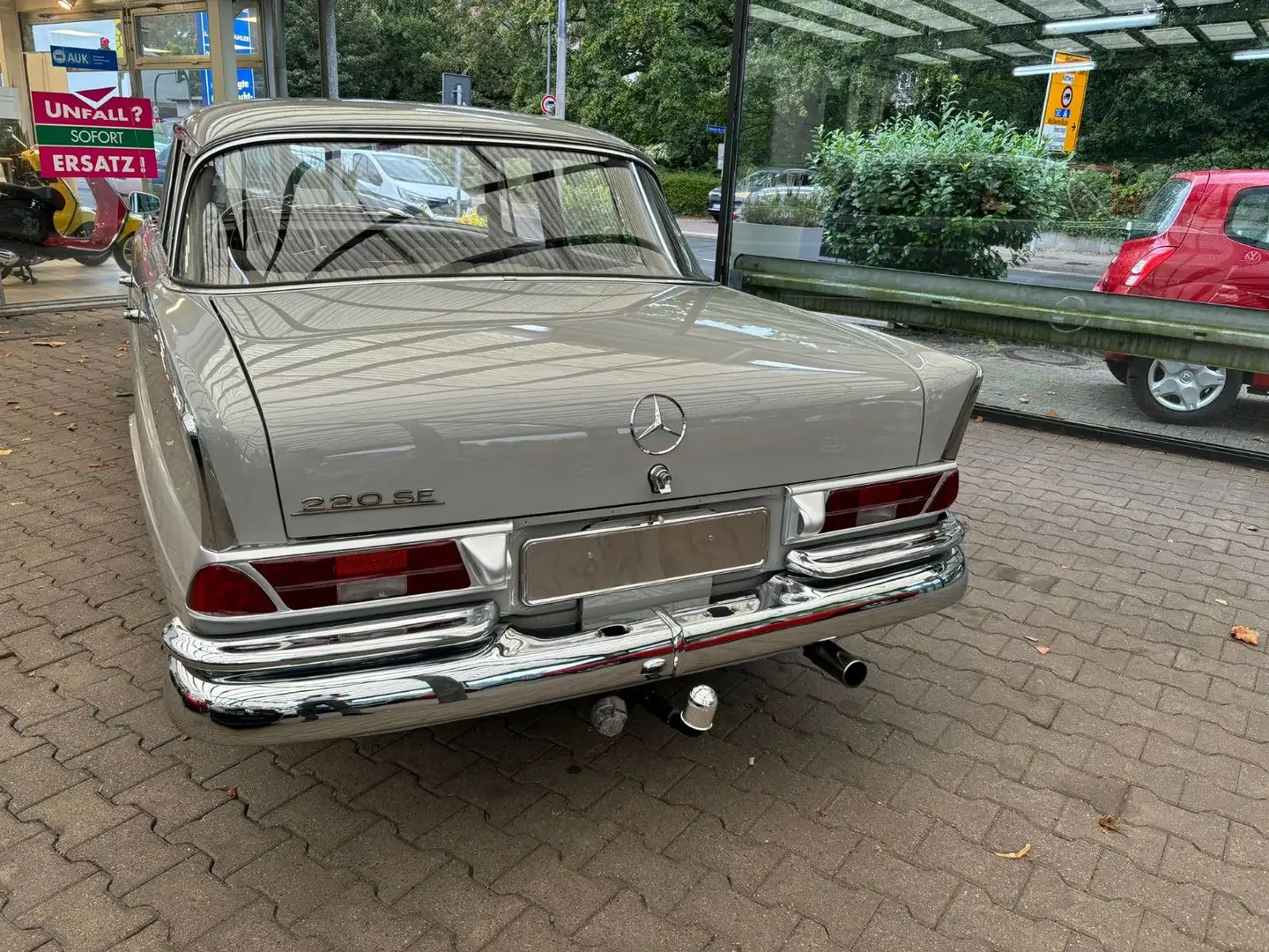 Mercedes-Benz 220 SEB - 2