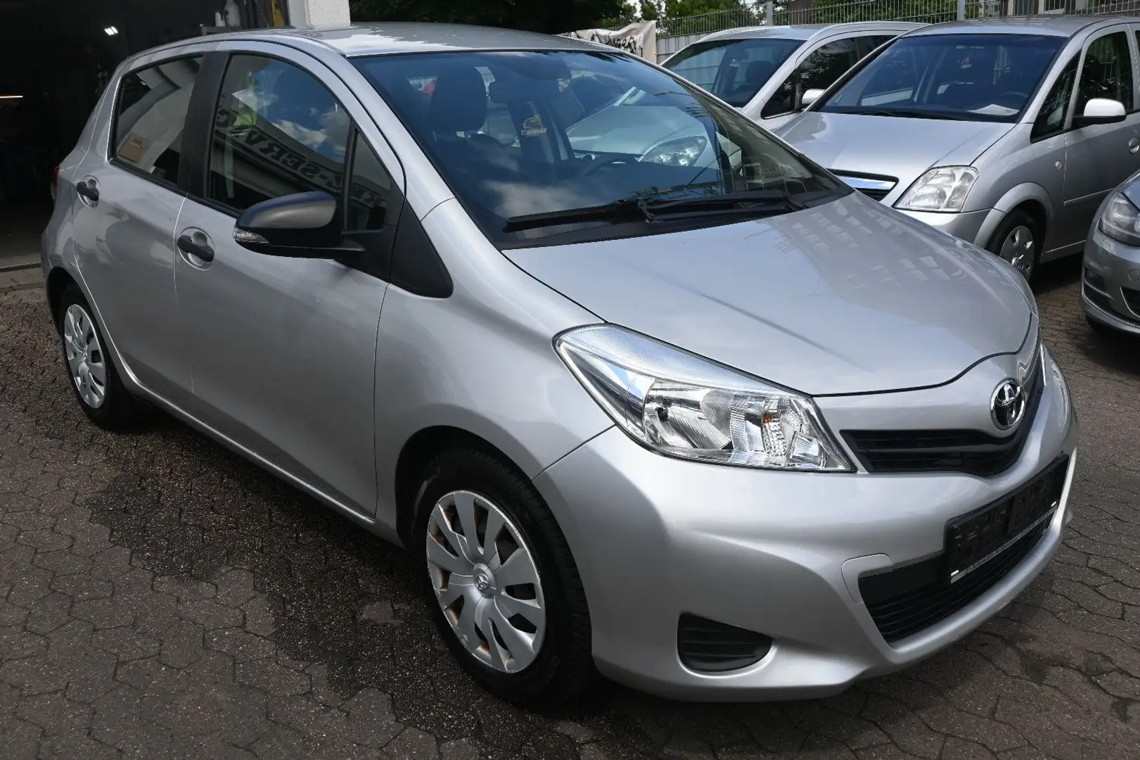Toyota Yaris *Ahk*Shz*1.Hand*Allwetterreifen Plateado - 2