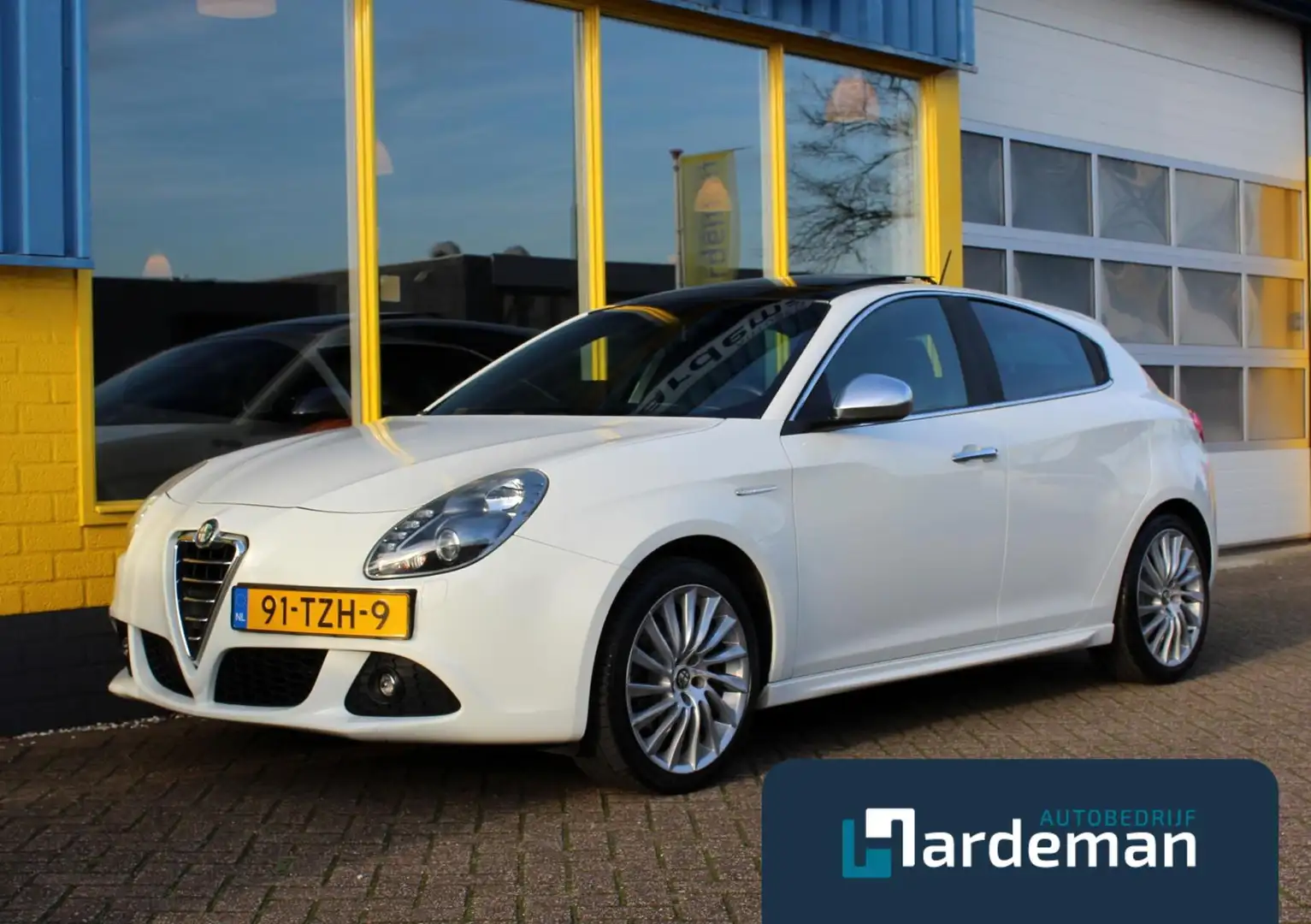 Alfa Romeo Giulietta 1.4 T Distinctive Pano Leder Wit - 1