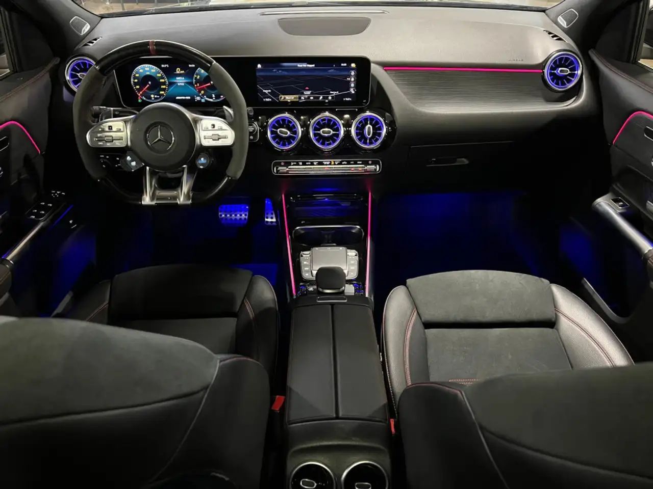 Mercedes-Benz GLA снимка Mercedes-Benz GLA