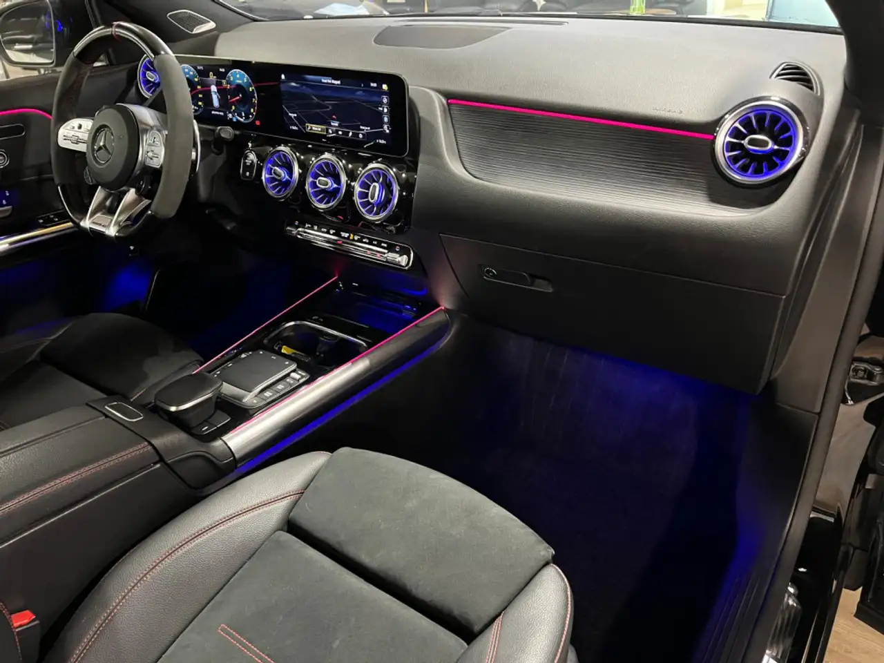 Mercedes-Benz GLA снимка Mercedes-Benz GLA