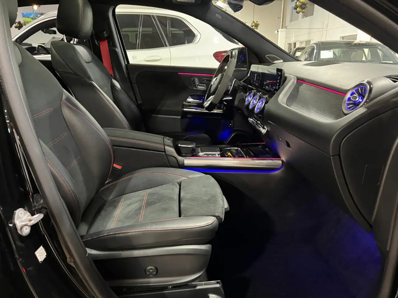 Mercedes-Benz GLA снимка Mercedes-Benz GLA