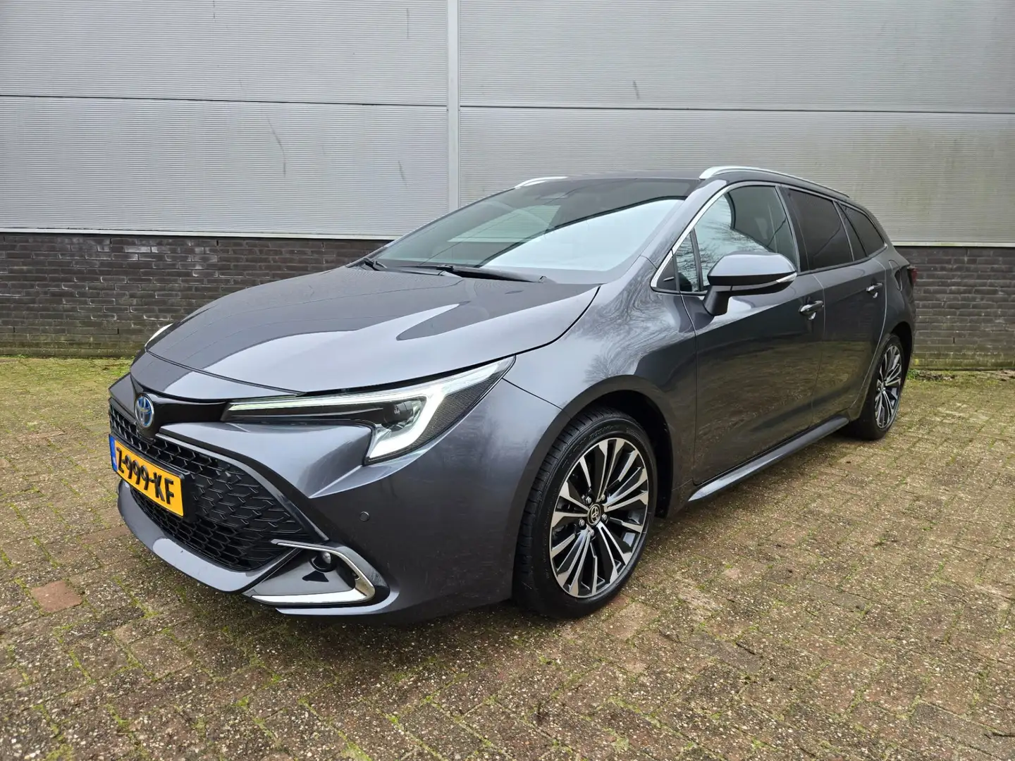 Toyota Corolla Touring Sports Hybrid 140 First Edition Zeer compl Grijs - 1