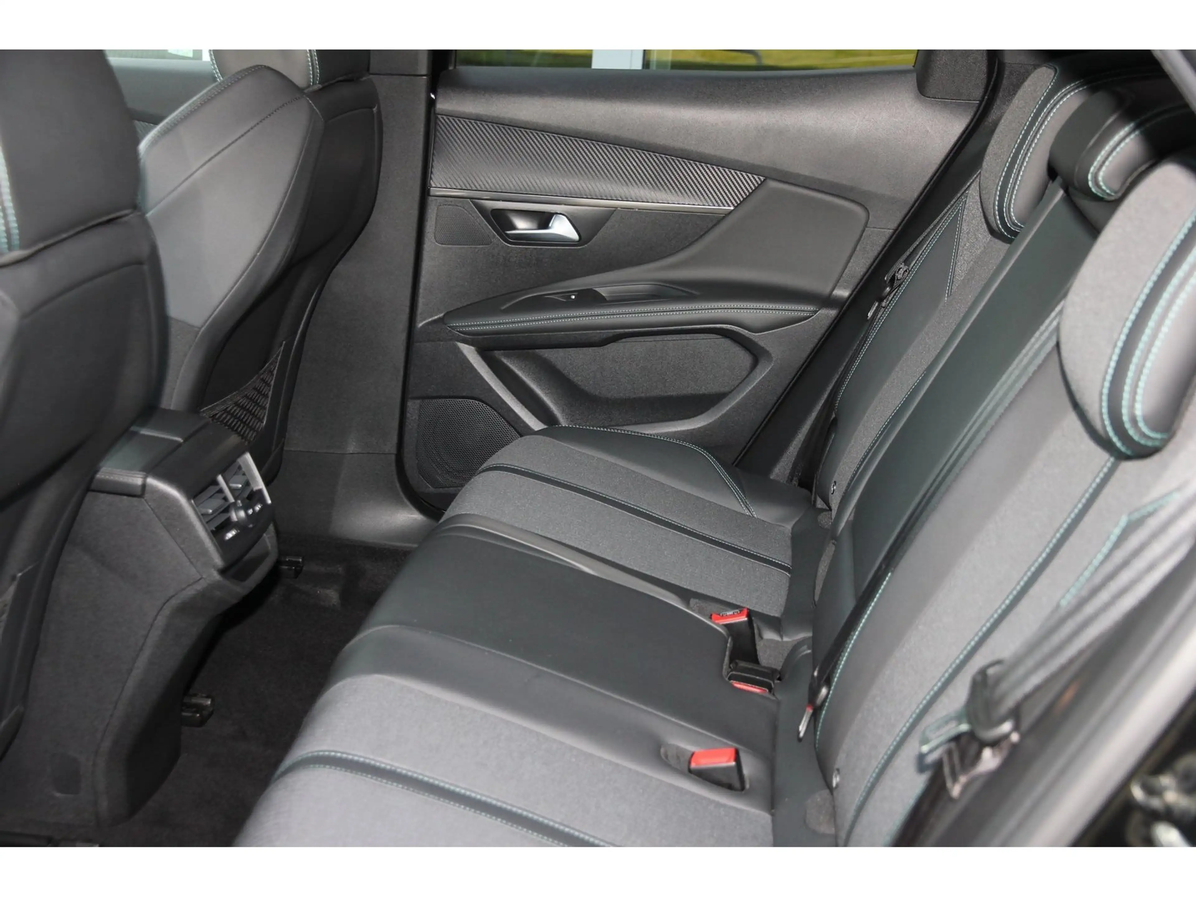 Peugeot 3008 Allure P. 130 Navi SHZ EPHvh Kamera GJR ACC — photo 9