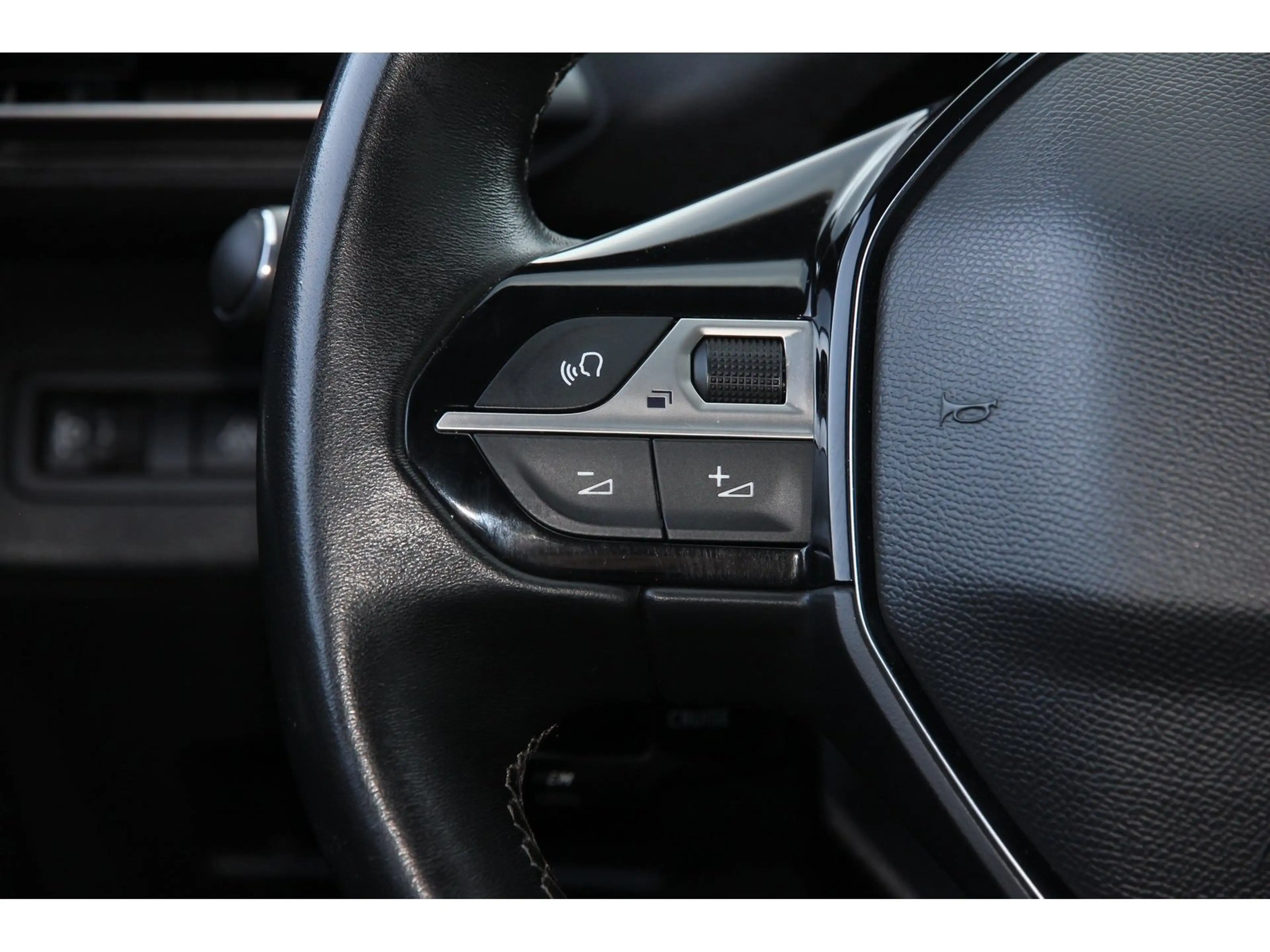 Peugeot 3008 Allure P. 130 Navi SHZ EPHvh Kamera GJR ACC — photo 18