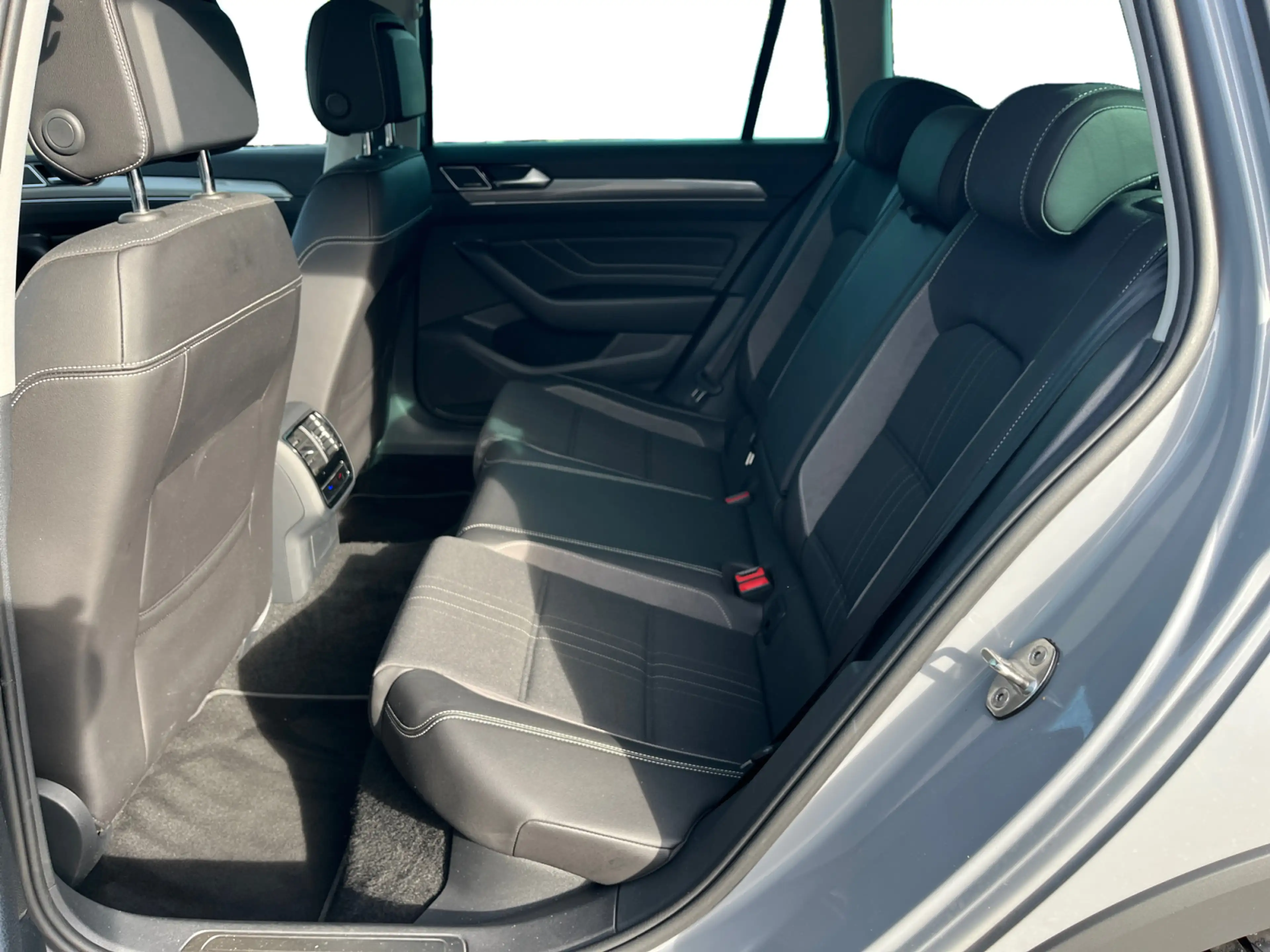Volkswagen Passat Alltrack 2.0TDI DSG 4M DCC AHK Pano Matri — photo 11
