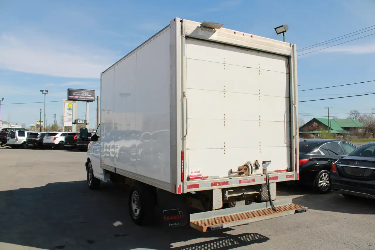 GMC Savana снимка GMC Savana