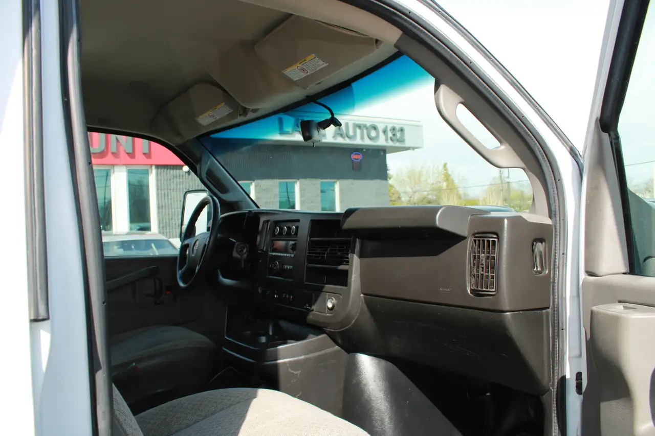 GMC Savana снимка GMC Savana