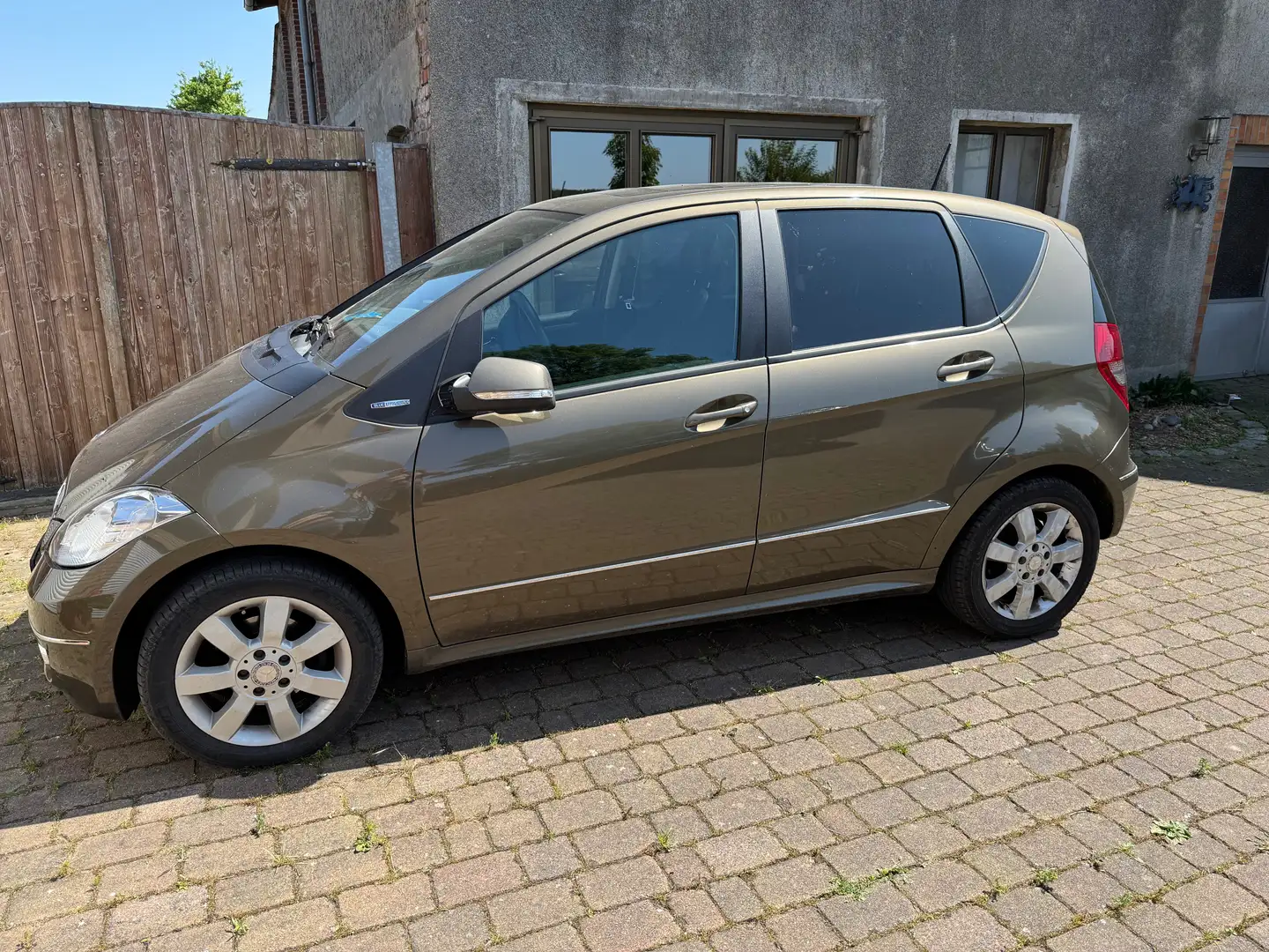 Mercedes-Benz A 160 A-Klasse  5-Türer BlueEFFICIENCY Elegance Braun - 2