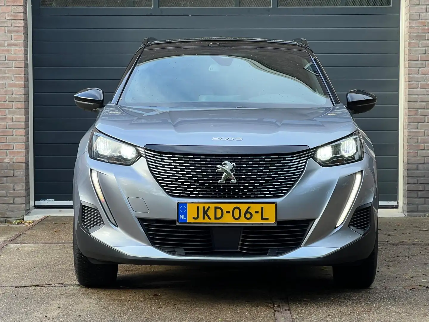 Peugeot 2008 Allure Pack 130pk Automaat | 3D dashboard | All Wh Zilver - 2