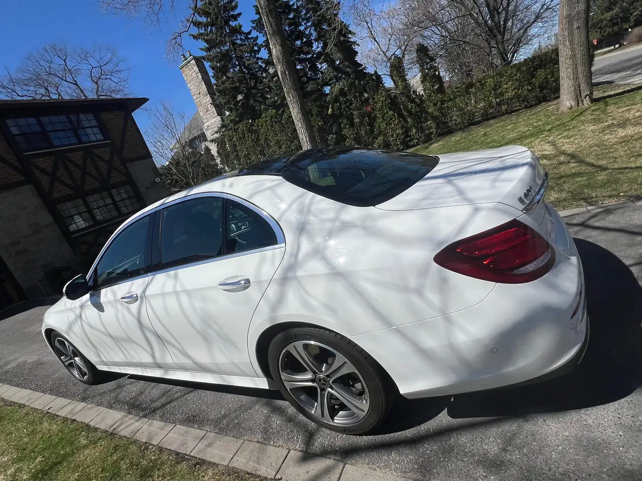 Mercedes-Benz E-Class снимка Mercedes-Benz E-Class