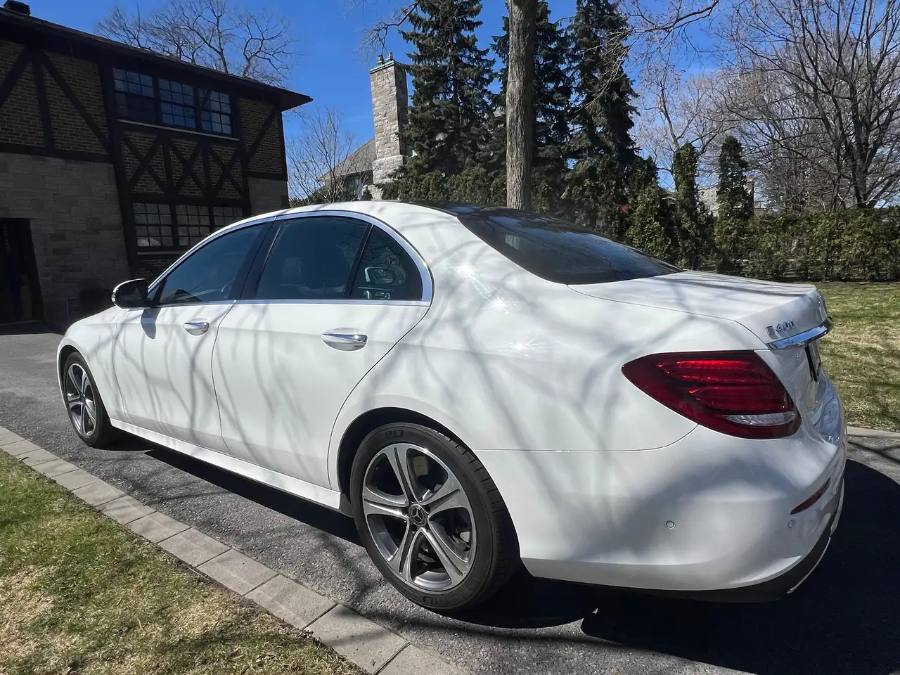 Mercedes-Benz E-Class снимка Mercedes-Benz E-Class