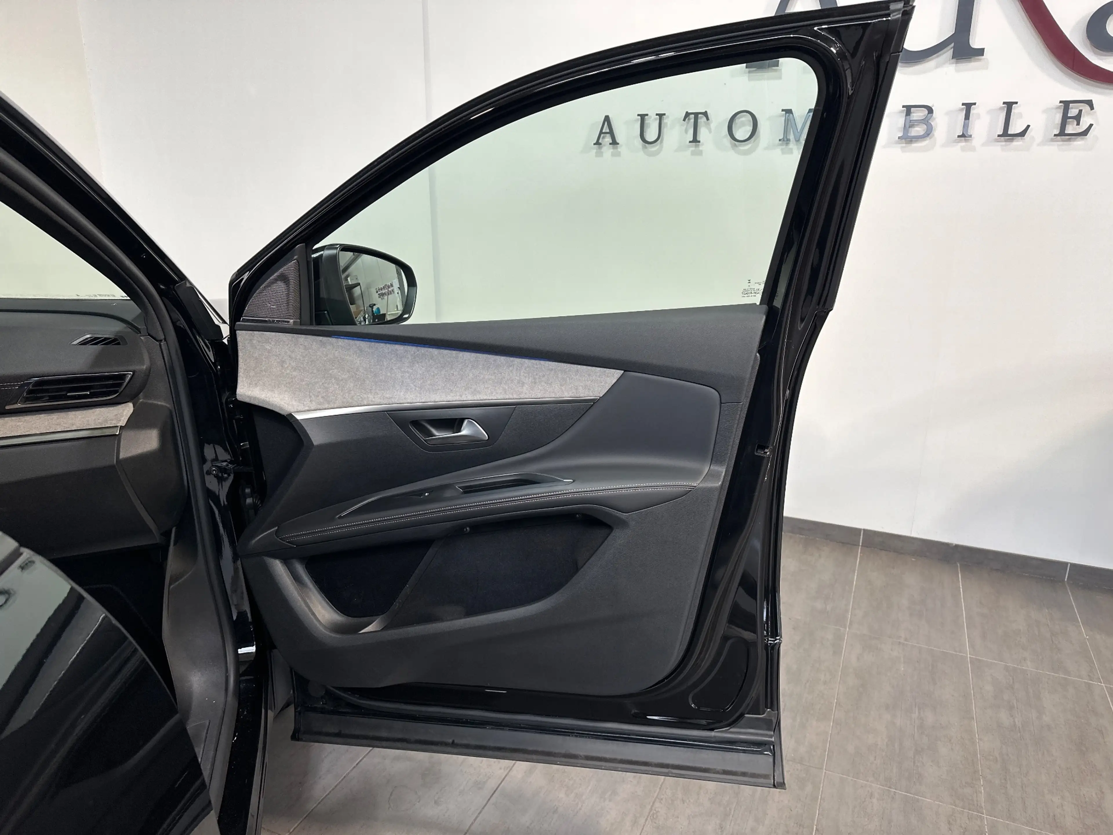 Peugeot 5008 EAT8 GT 7-Sitzer NAV+LED+PANO+AHK+KAM+SHZ+19ZOLL — photo 7