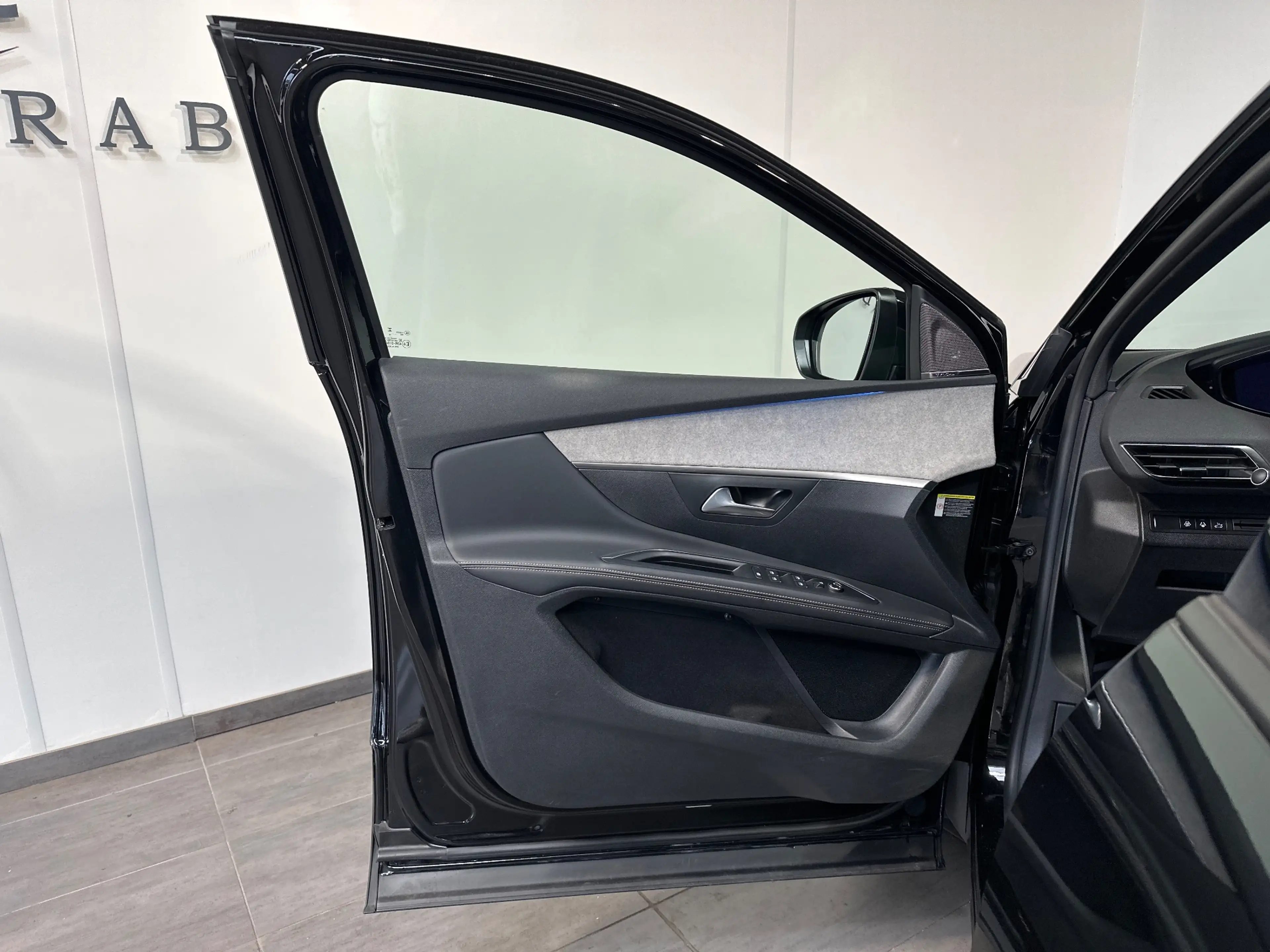 Peugeot 5008 EAT8 GT 7-Sitzer NAV+LED+PANO+AHK+KAM+SHZ+19ZOLL — photo 6