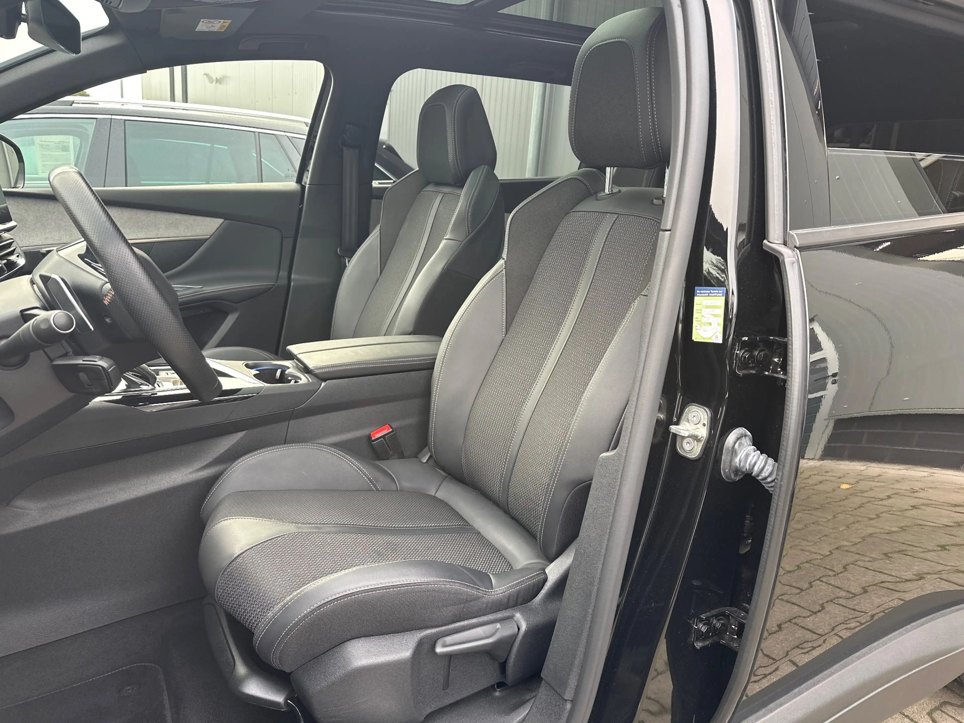 Peugeot 5008 EAT8 GT 7-Sitzer NAV+LED+PANO+AHK+KAM+SHZ+19ZOLL — photo 11