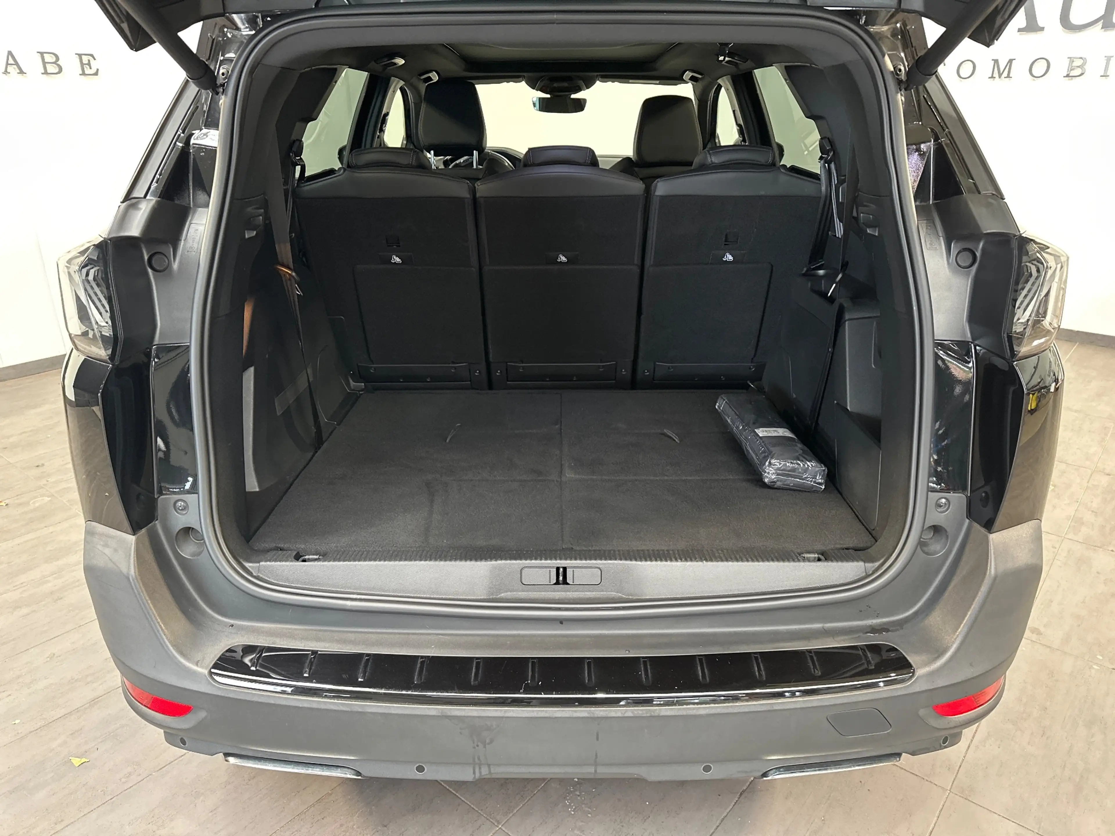 Peugeot 5008 EAT8 GT 7-Sitzer NAV+LED+PANO+AHK+KAM+SHZ+19ZOLL — photo 8