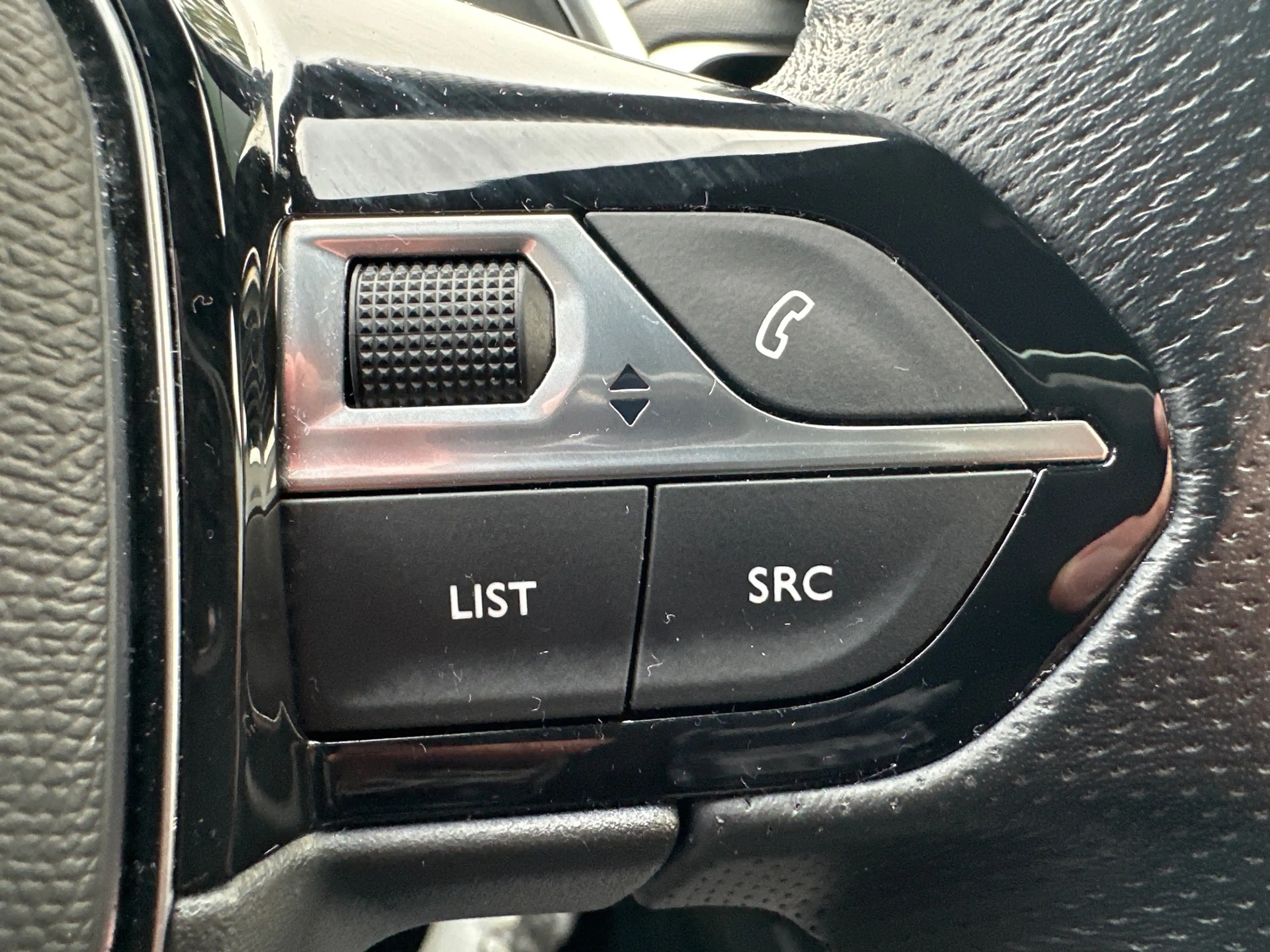 Peugeot 5008 EAT8 GT 7-Sitzer NAV+LED+PANO+AHK+KAM+SHZ+19ZOLL — photo 15