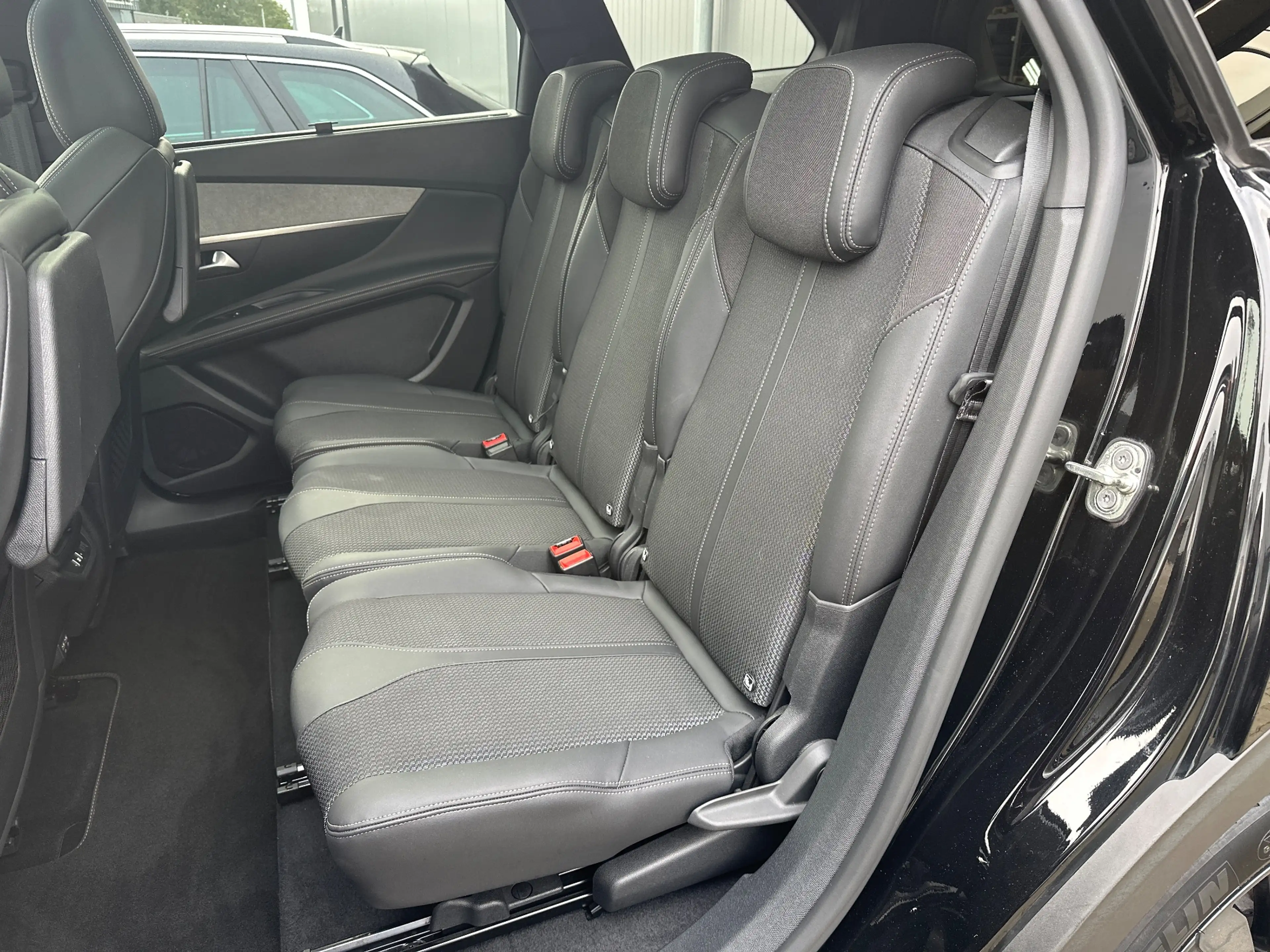 Peugeot 5008 EAT8 GT 7-Sitzer NAV+LED+PANO+AHK+KAM+SHZ+19ZOLL — photo 12