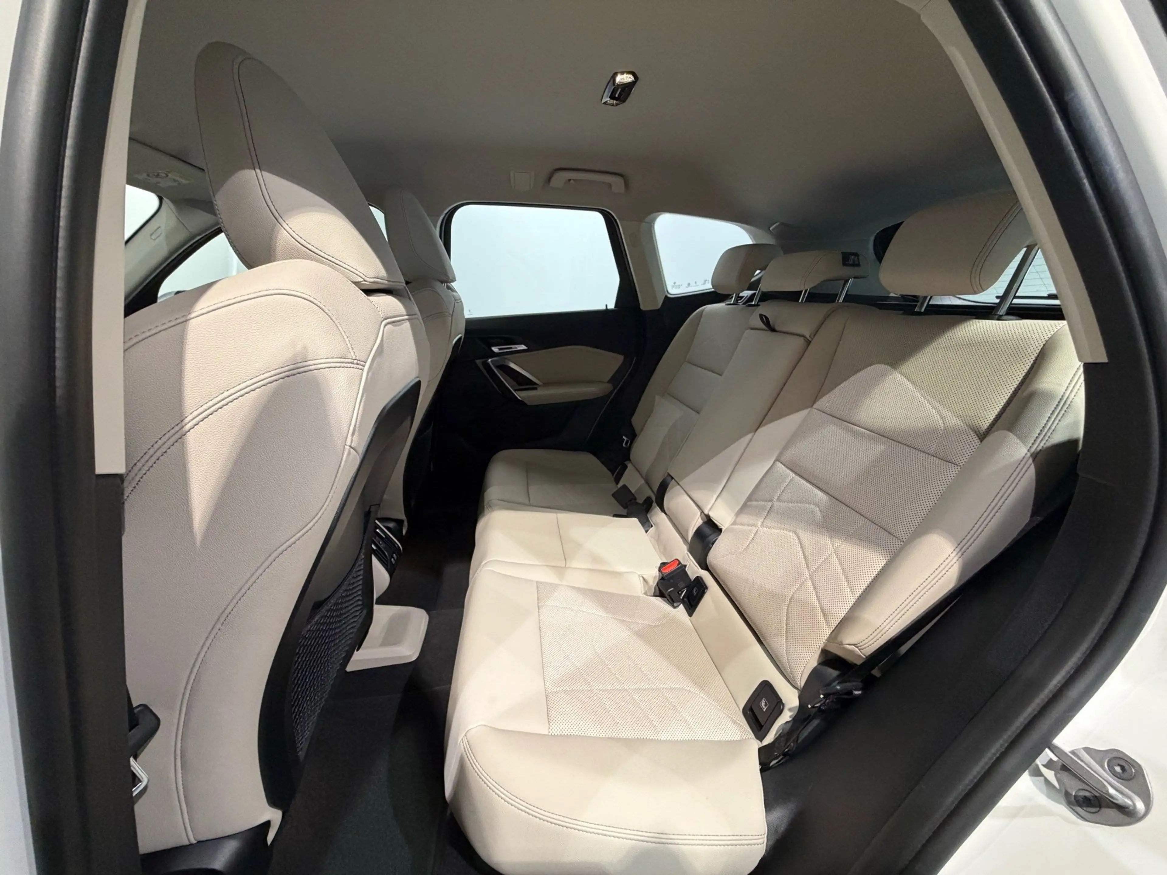 BMW iX1 xDrive30 (ab 2022) xLine — photo 10