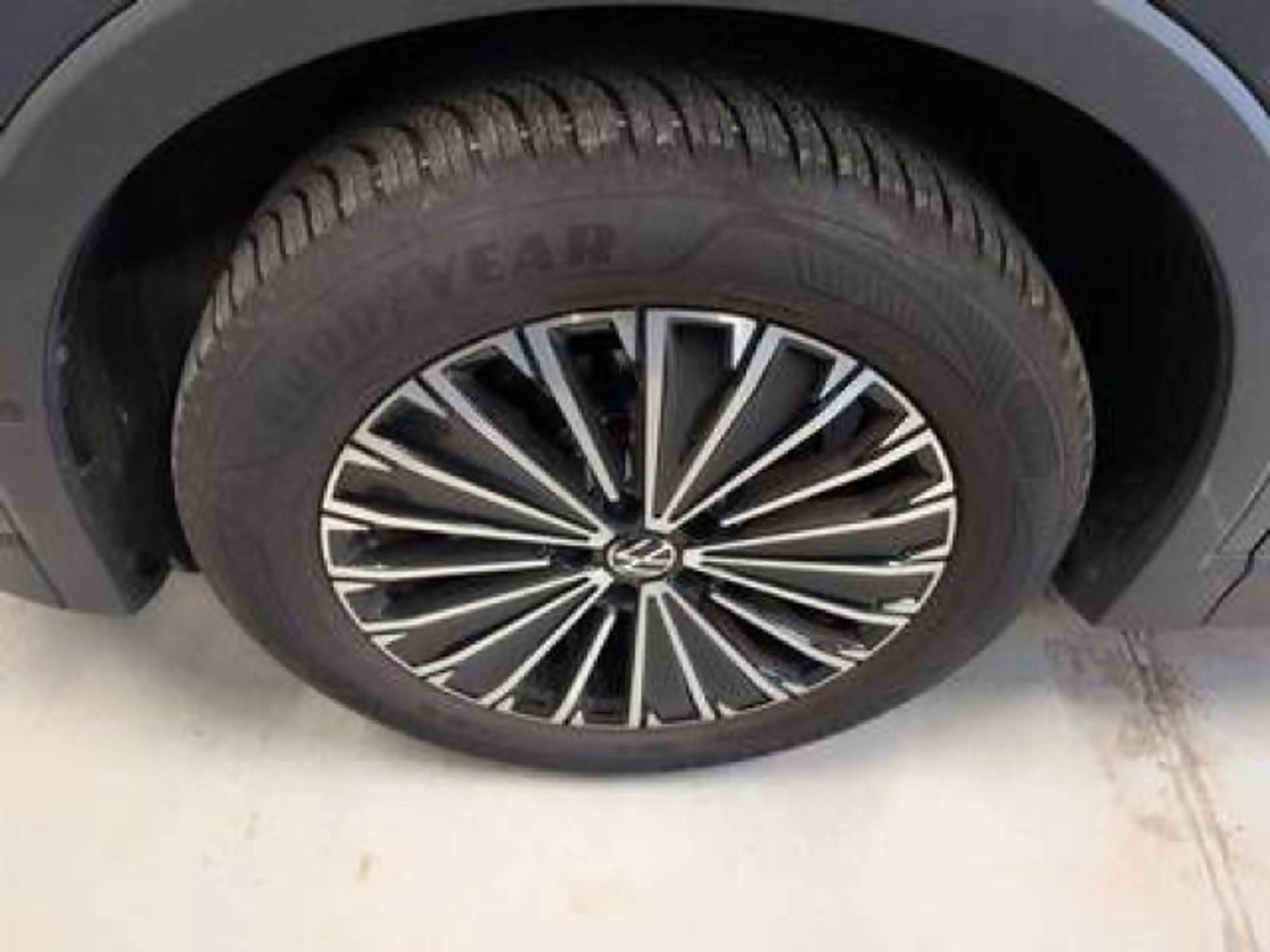 Volkswagen Tiguan 1.5 eTSI Goal DSG Navi AHK CAM IQLight Di — photo 4