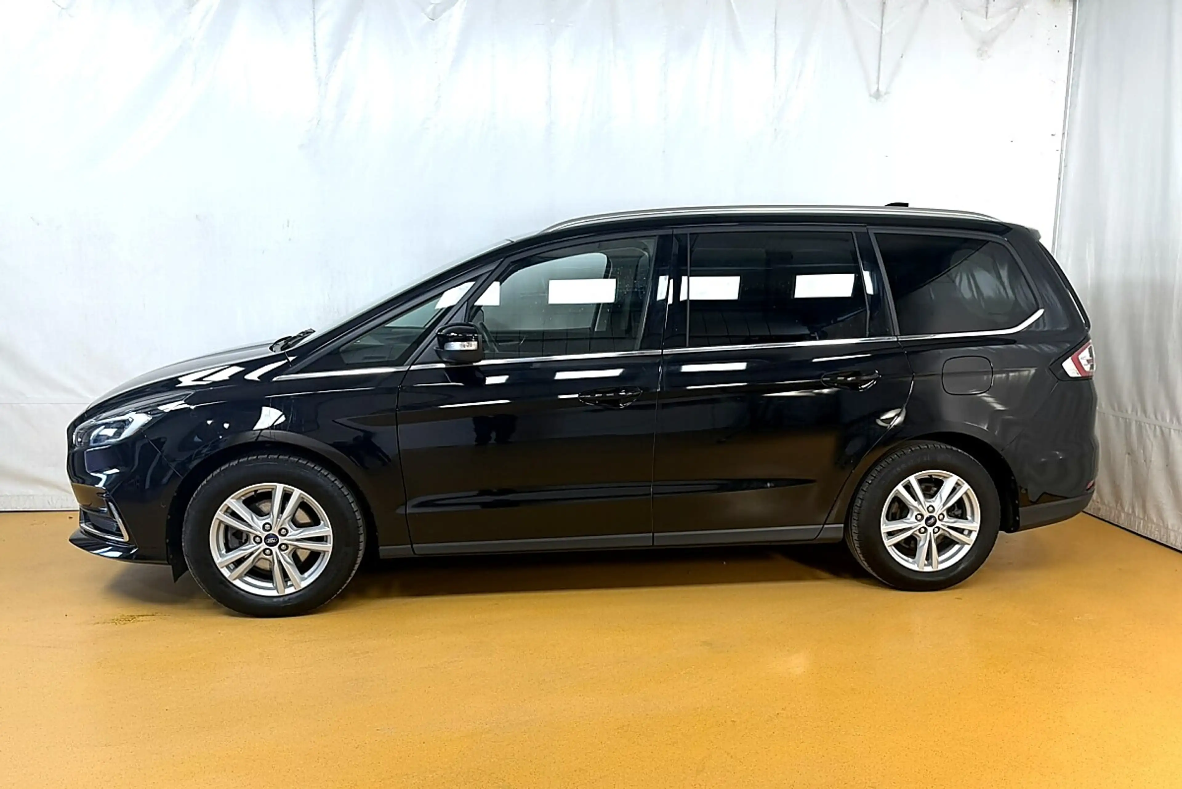 Ford Galaxy 2.5 Duratec (FHEV) Hybrid Hybrid Titanium — photo 3
