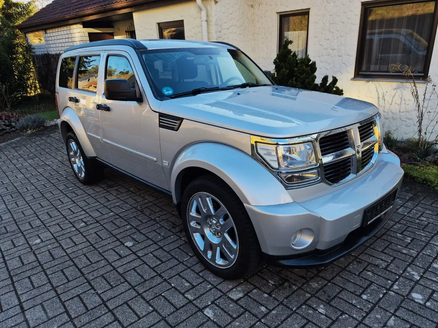 Dodge Nitro Plateado - 1