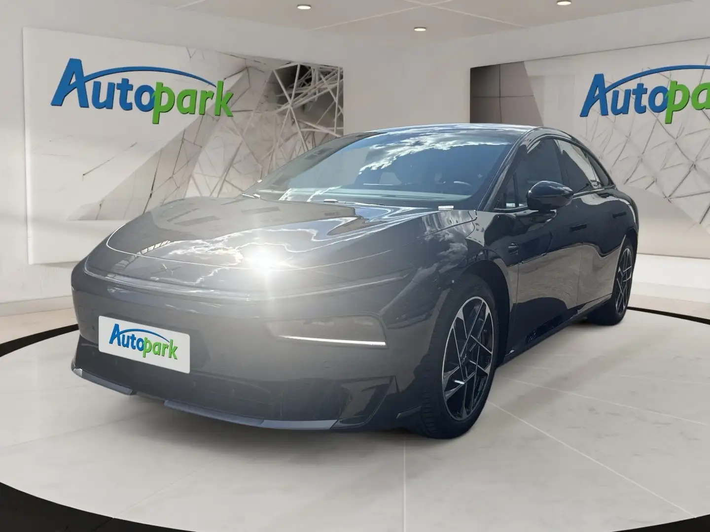 Xpeng P7+ AWD Performance Schwarz - 1
