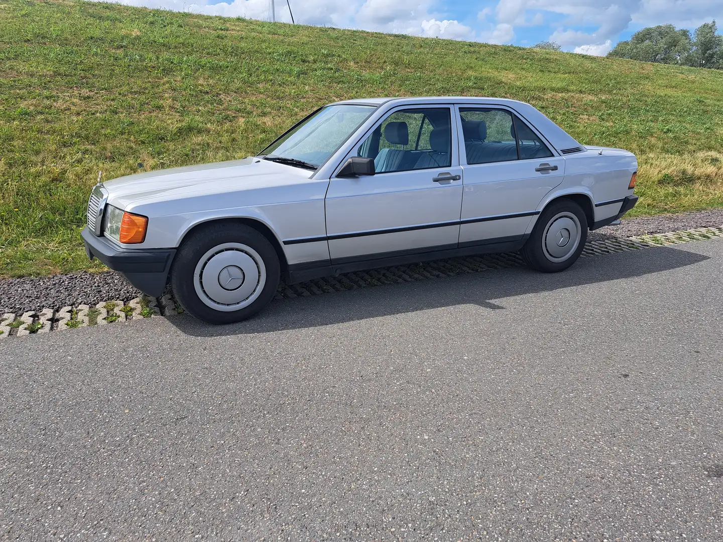 Mercedes-Benz 190 2.5d Silber - 1