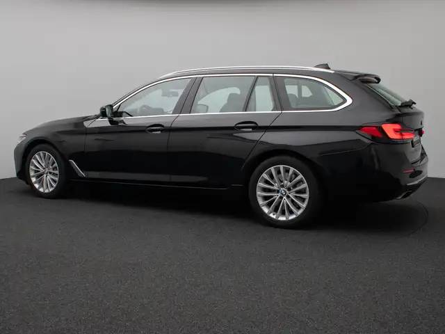 BMW 5 Series view 10