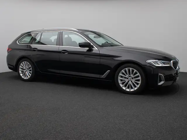 BMW 5 Series view 4